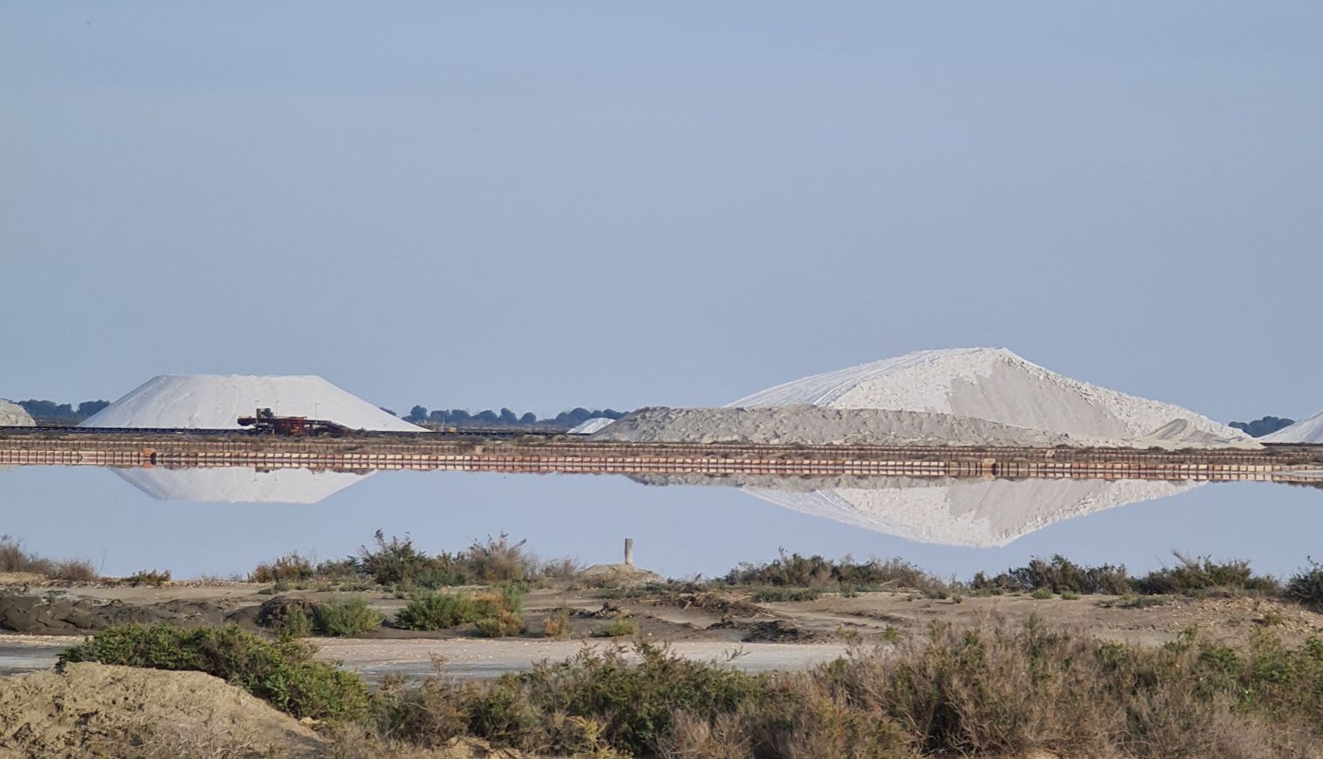 Salzberge spiegeln sich im Wasser