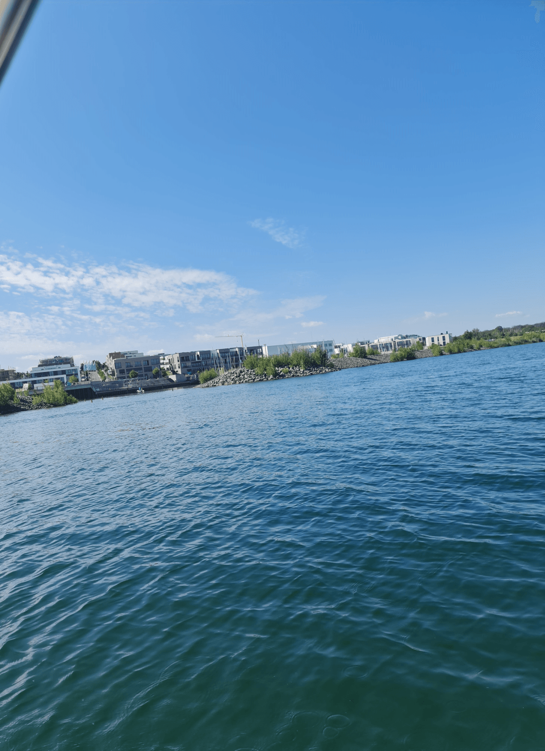 Hafeneinfahrt-Zwenkau-Häuser-See