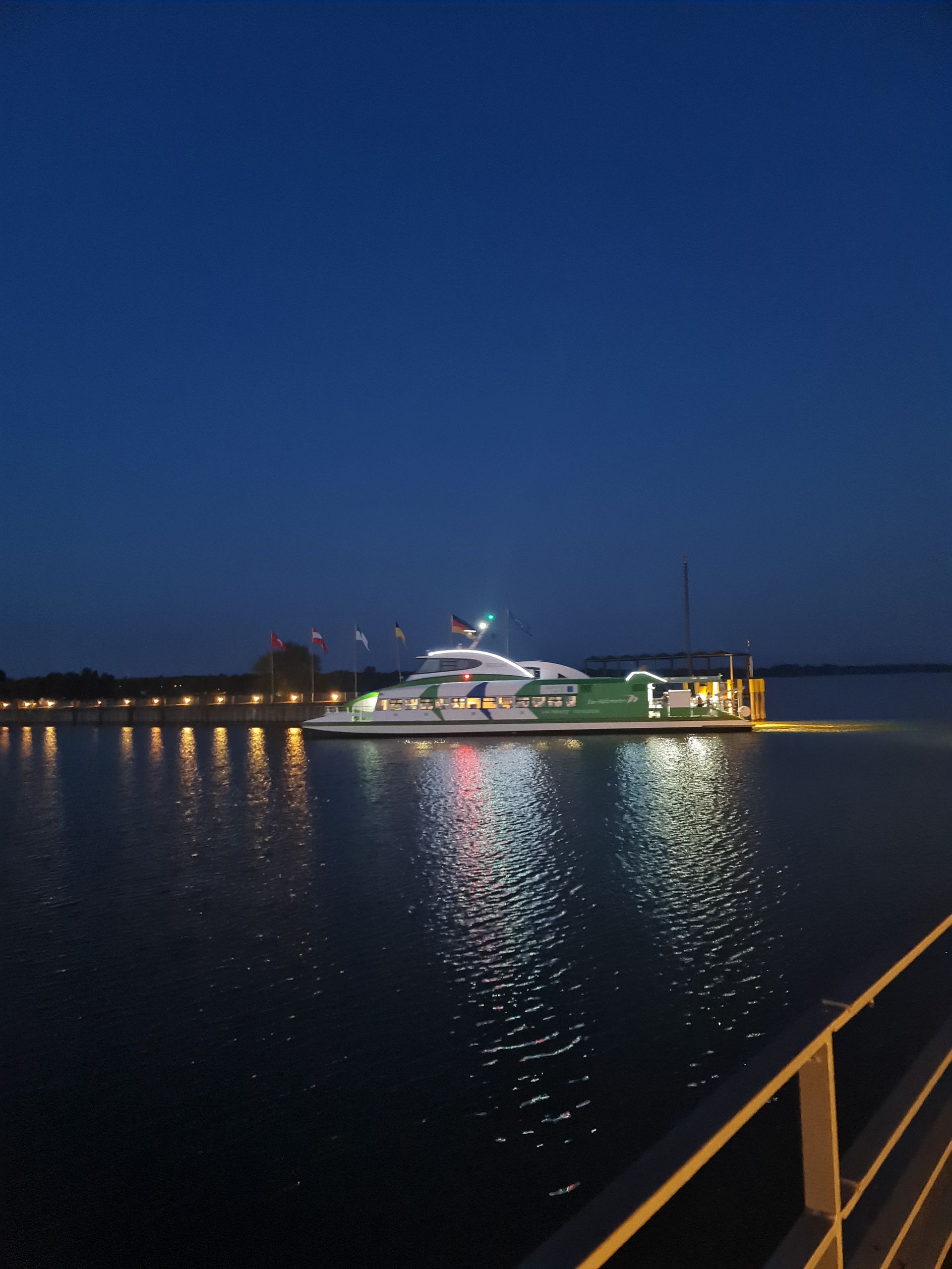 See bei Nacht mit Boot beleuchtet