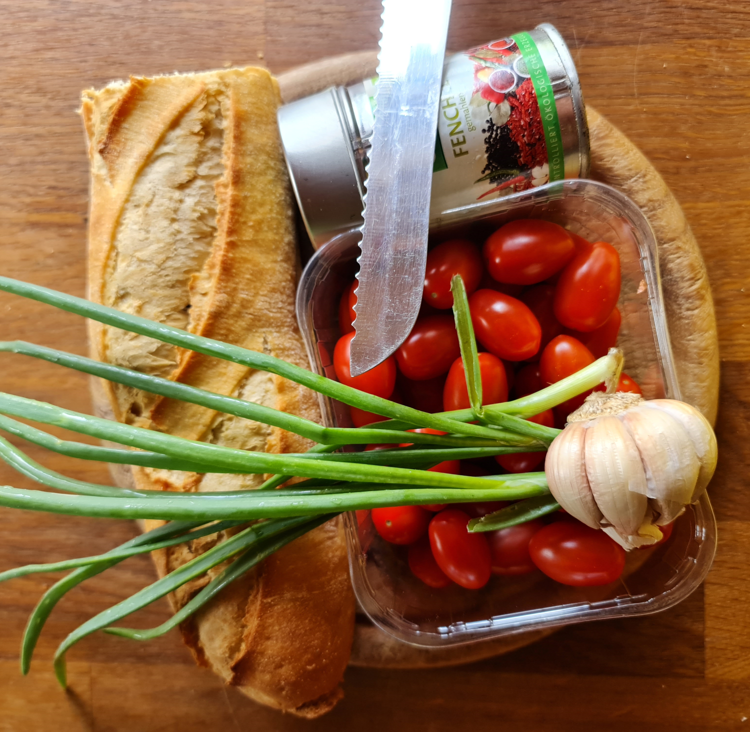 Zutaten zum italienischen Brotsalat Weißbrot, Tomaten, Knoblauch, Lauch, Fenchel, Brotsalat
