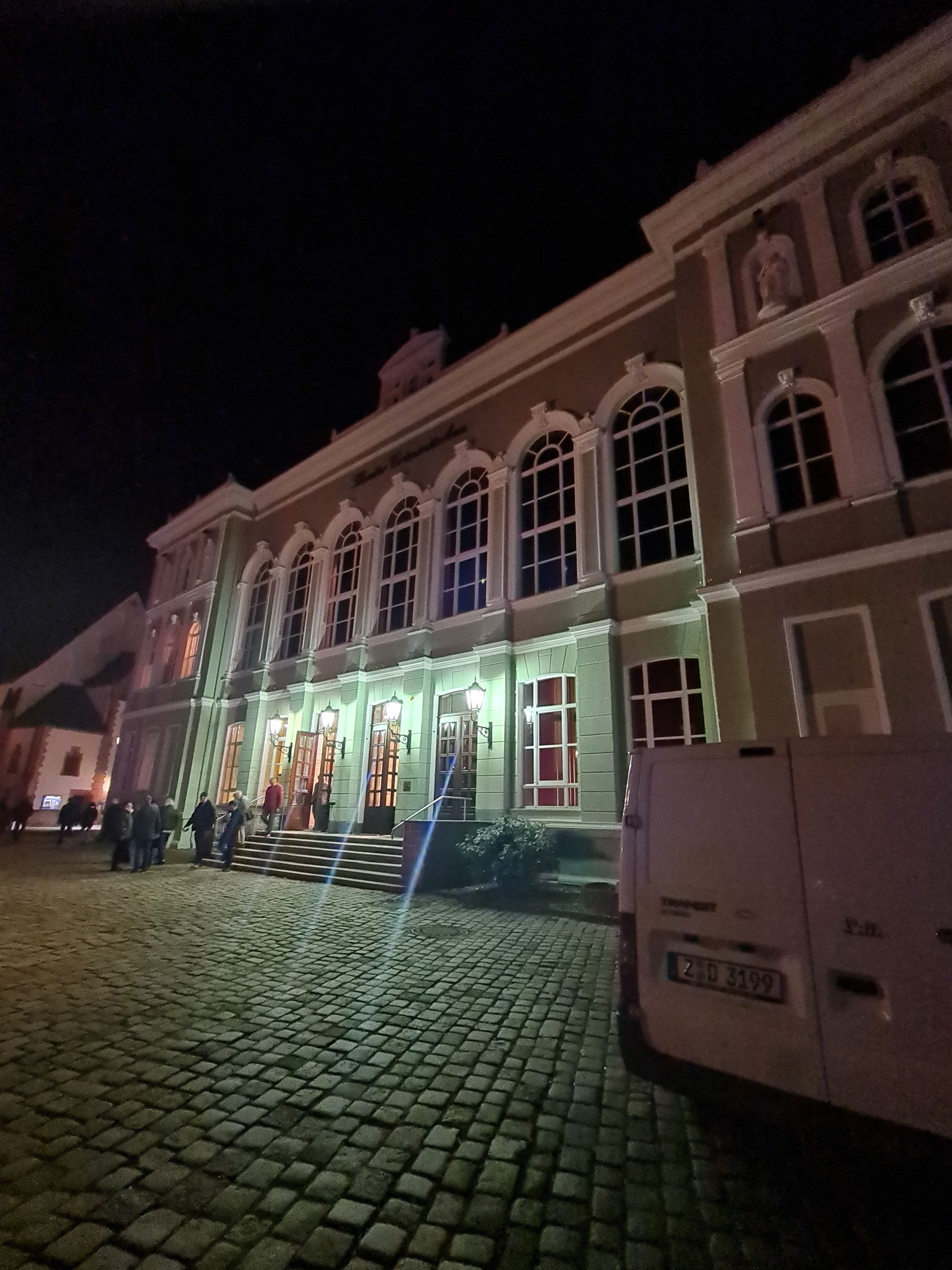 Ansicht eines Theaters bei Nacht mit Beleuchtung