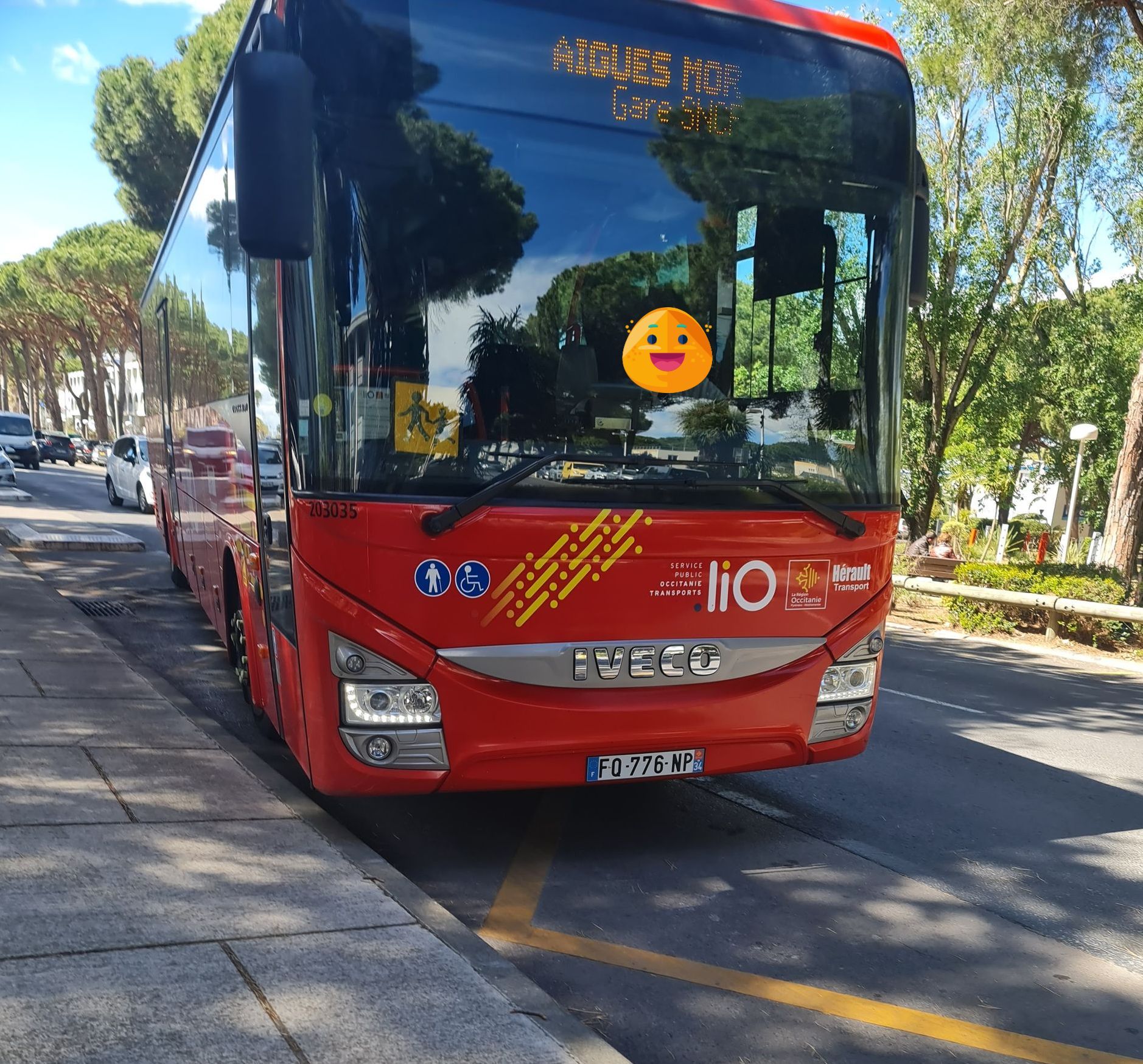 roter Bus nach Aigues Mortes im Süden Frankreichs