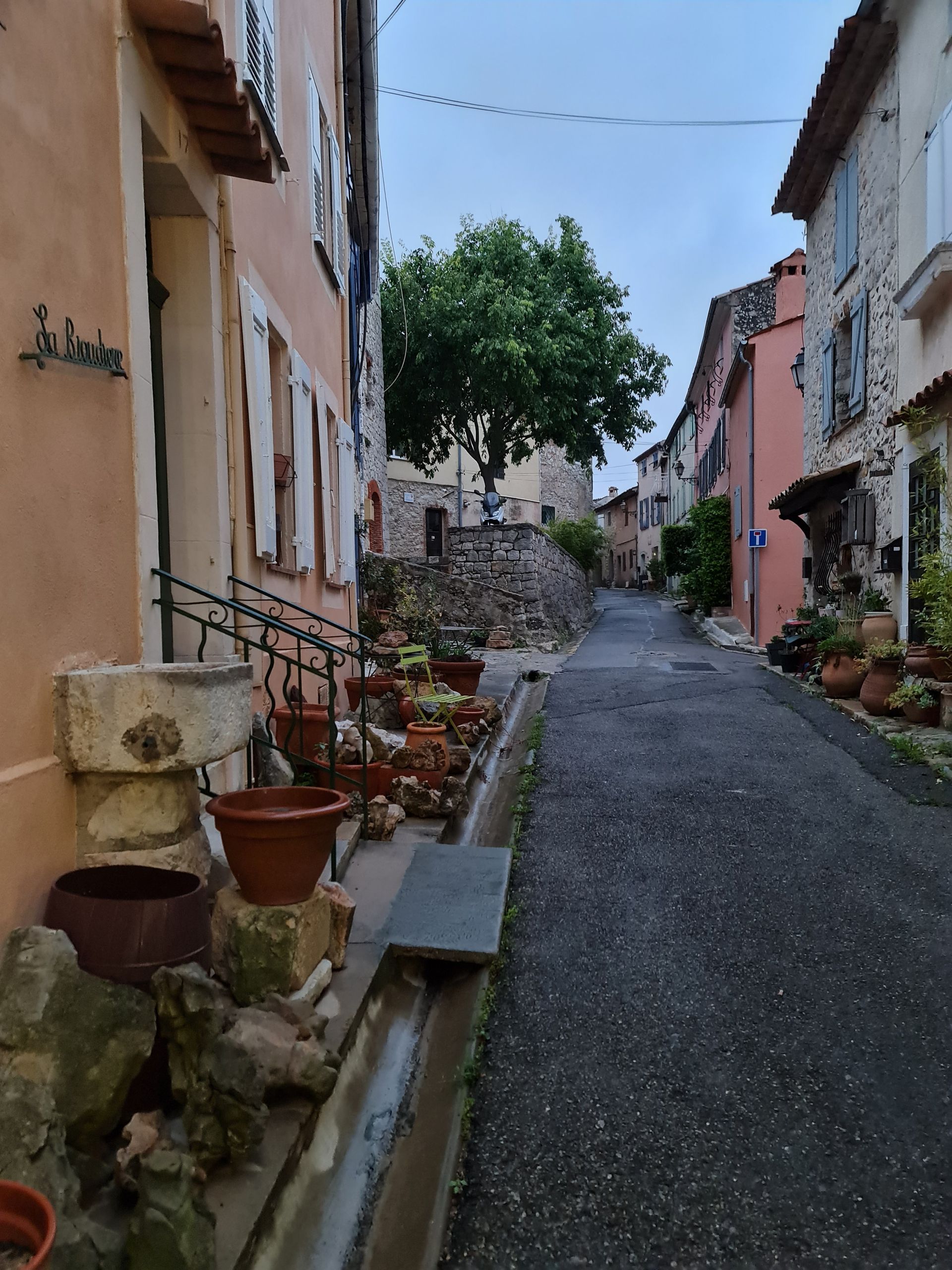 kleine Gasse in einer Ortschaft im Süden Frankreichs mit Blumentöpfchen und schönen Häusern