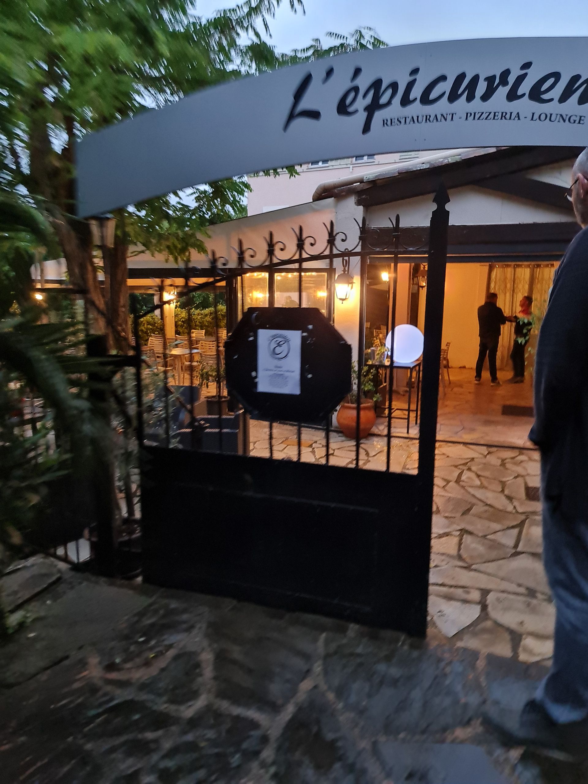 Restaurant Eingang mit Steinen und Metalltor