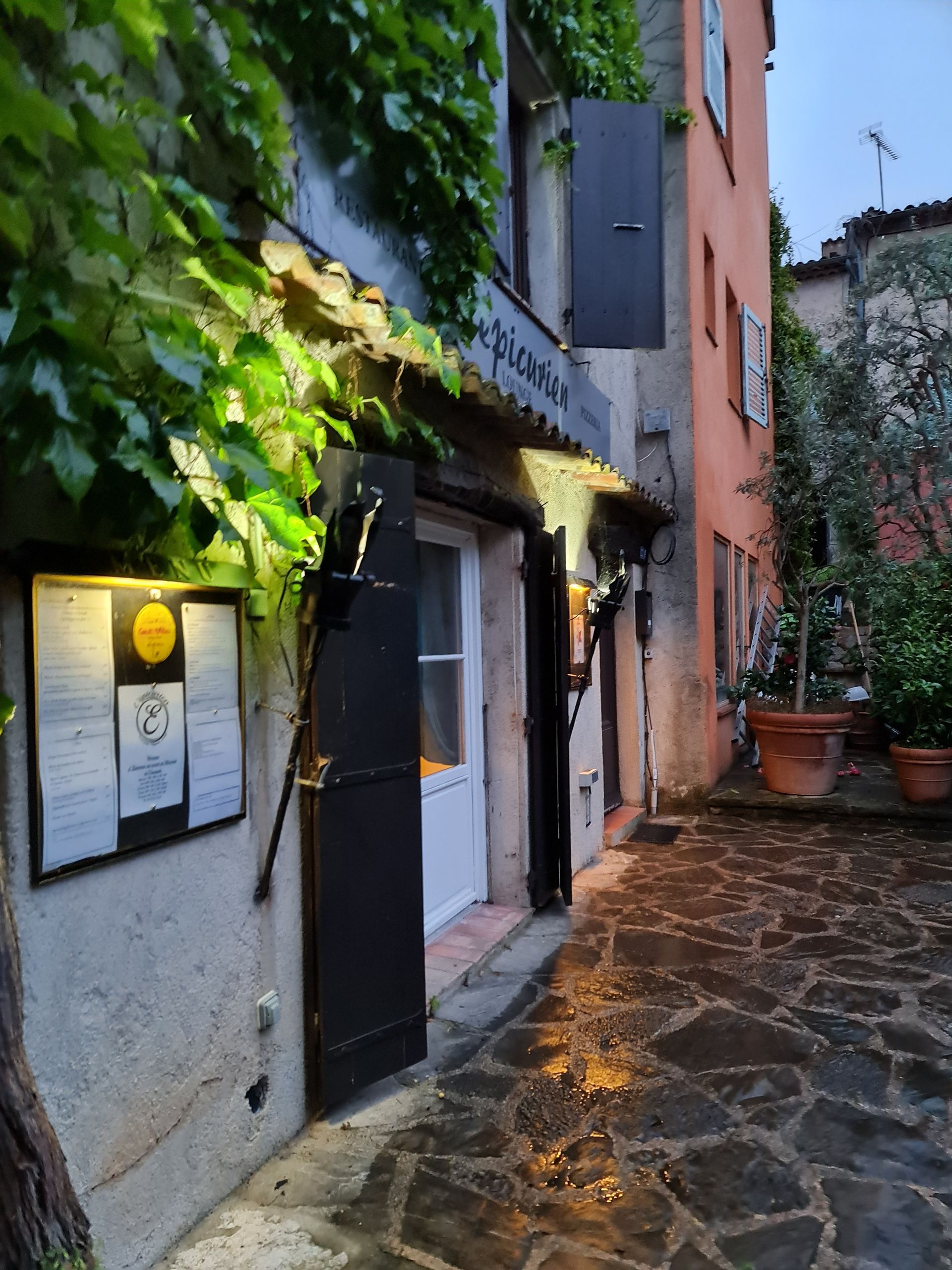 Restaurant Ausgang zu einer hübschen Gasse - Haus mit Grün bewachsen