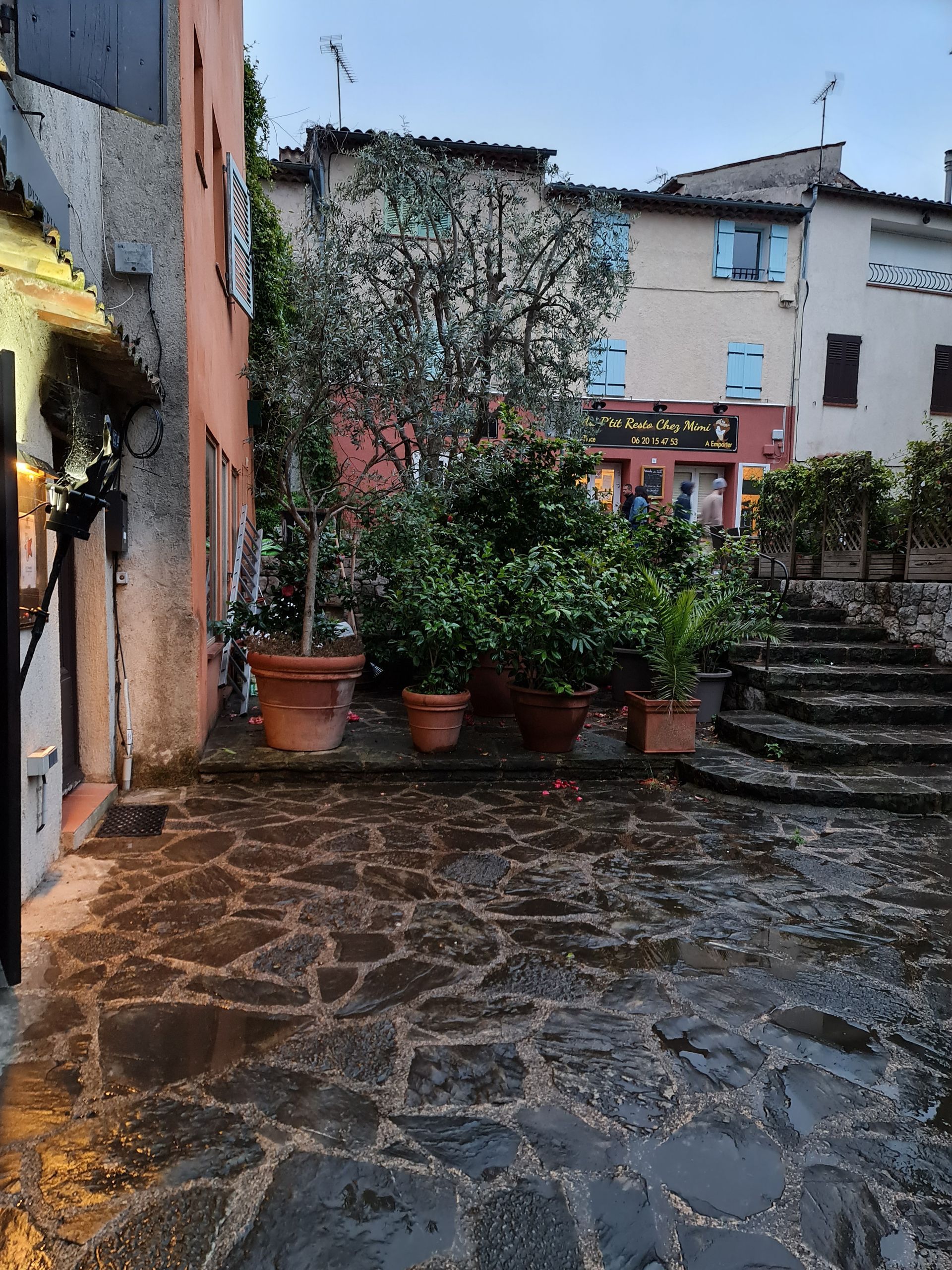 kleiner Platz mit Treppe nach oben in einem Dorf