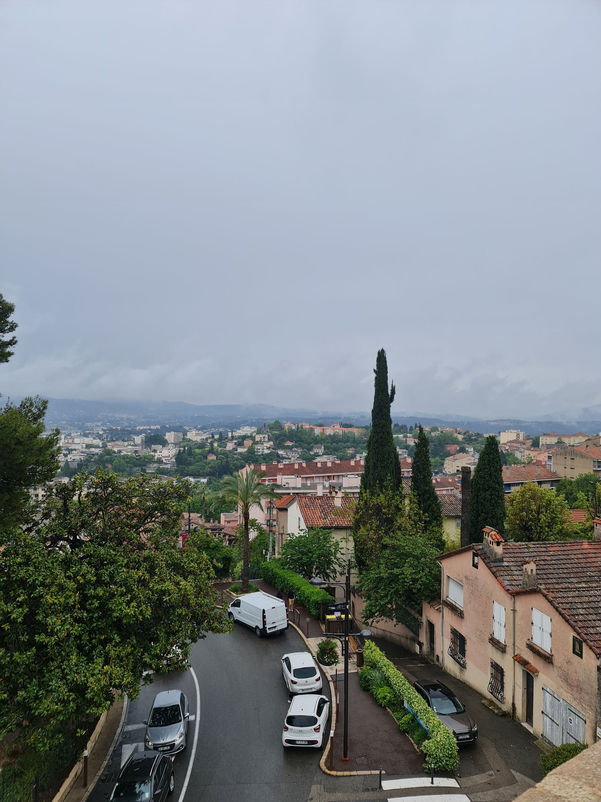 Blick von oben auf eine südfranzösische Stadt