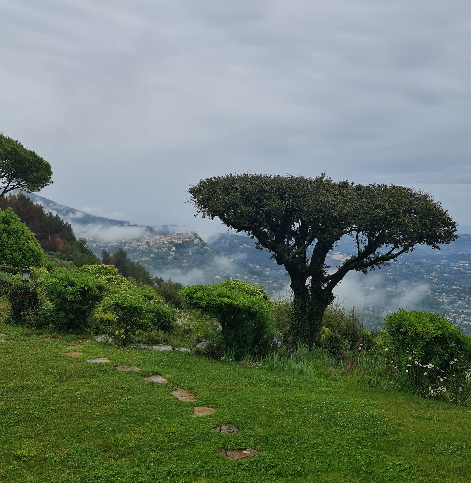 Aussicht übers Tal zum Mittelmeer