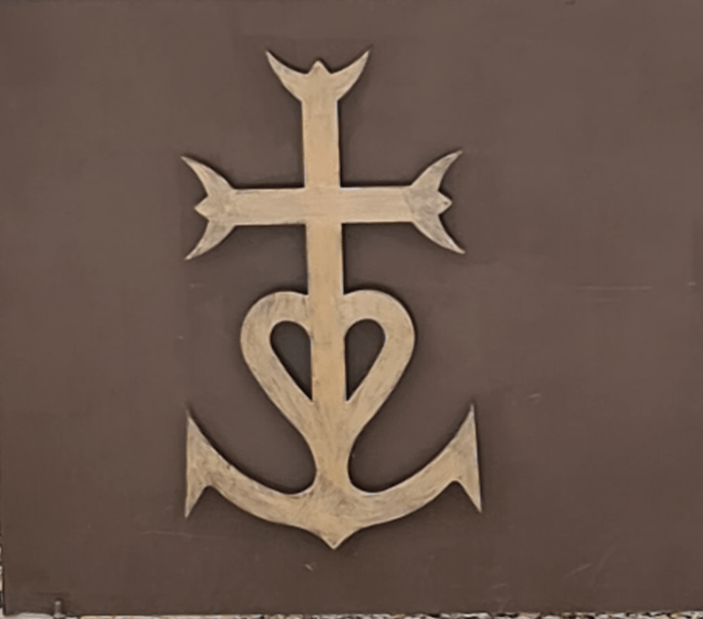 goldenes Kreuz der Camargue auf braunem Untergrund