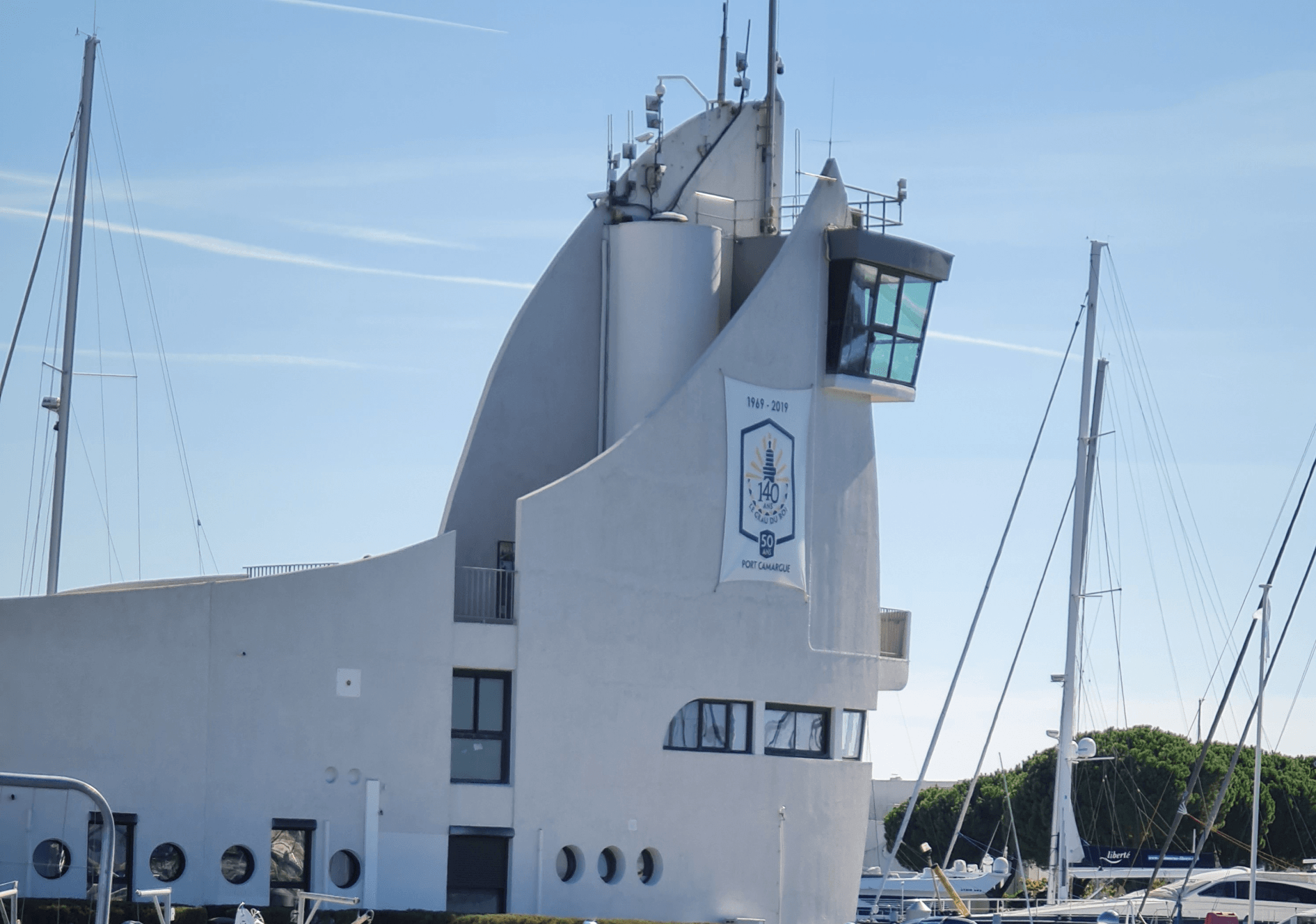 weißes Gebäude der Capitanerie im Port Camargue in Le Grau du Roi