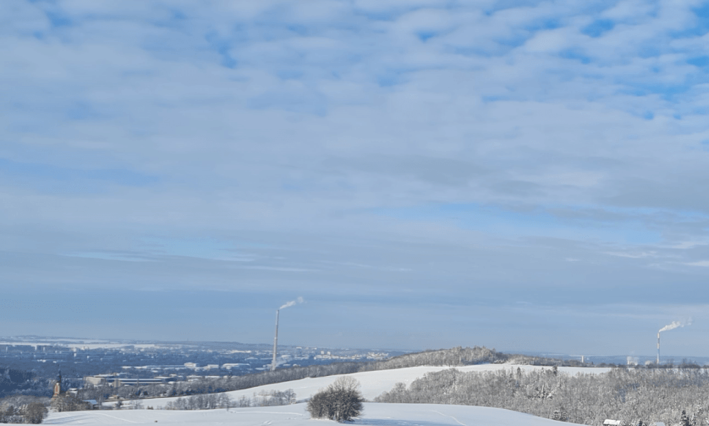 Chemnitz Heimat Sachsen Stadt 'Chemnitz mit Schornsteinen im Tal Hügel und Wald ringsherum mit Schnee bedeckt
