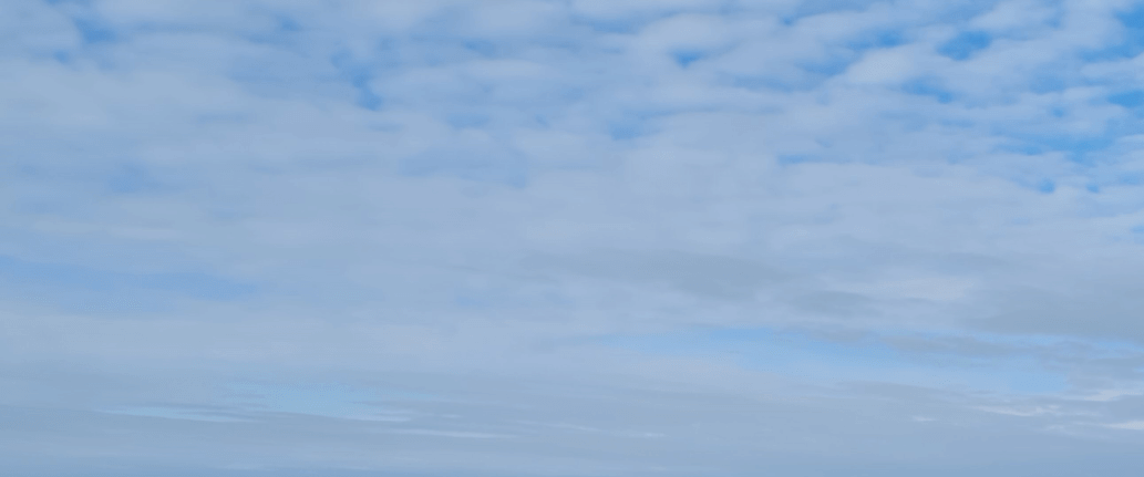 Februar in Chemnitz Winterlandschaft und Blick auf die Stadt Chemnitz im Hintergrund unter blau-grauem Himmel