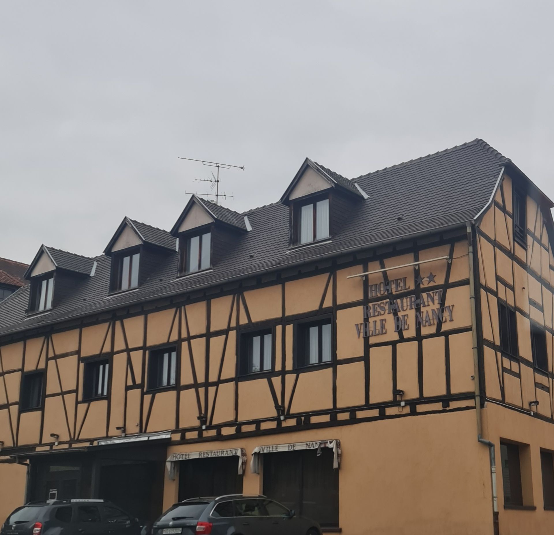 Fachwerkhaus in Colmar ockerfarben