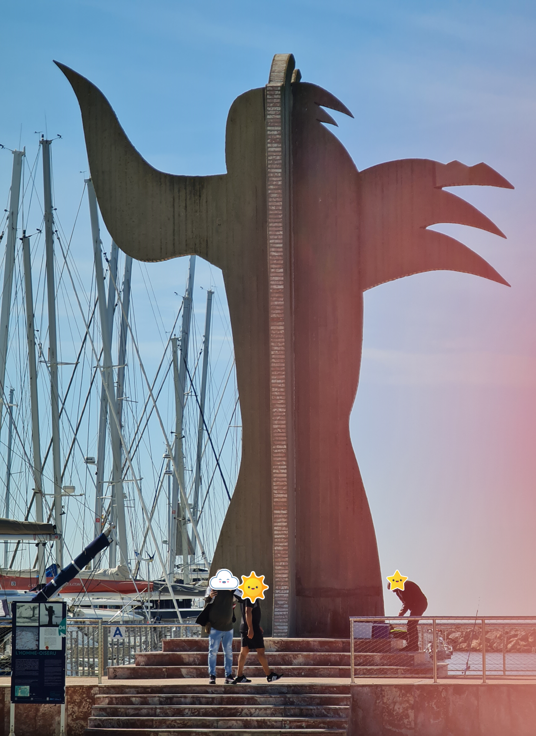 Großes Monument eines stehenden Vogels an der Einfahrt Port Camargue