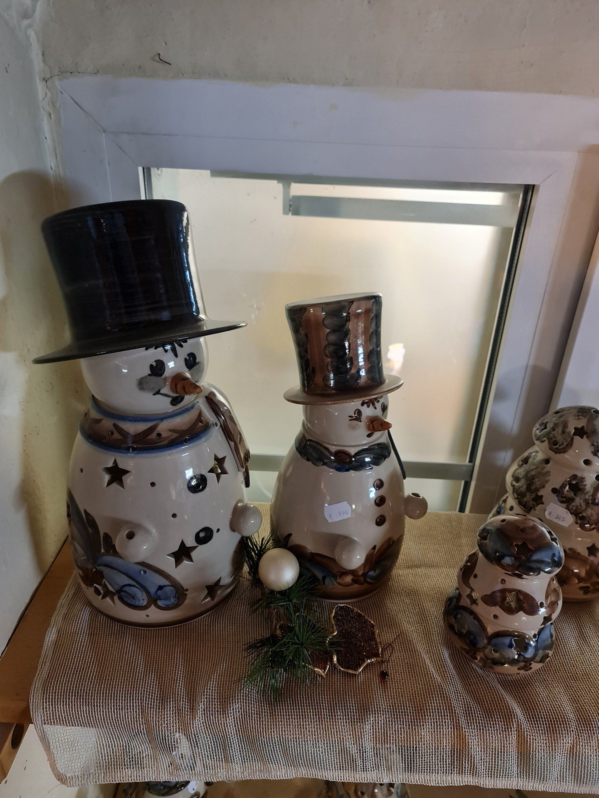 Schneemänner und Räucherhäuschen aus heller Keramik in Naturtönen und blau bemalt von Heyde Keramik aus Jahnsdorf Erzgebirge