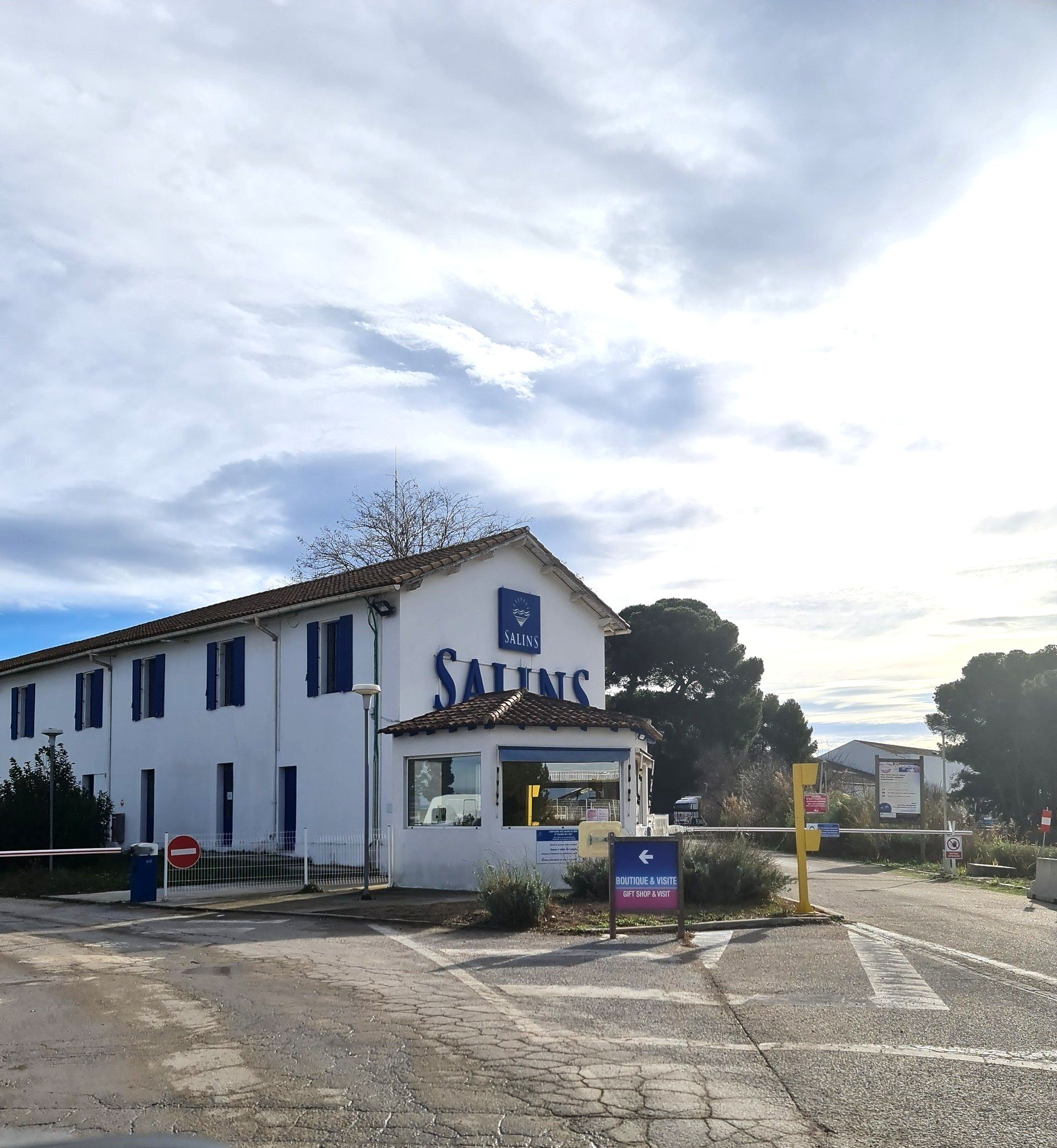 Ein Haus mit Aufschrift Salins du midi