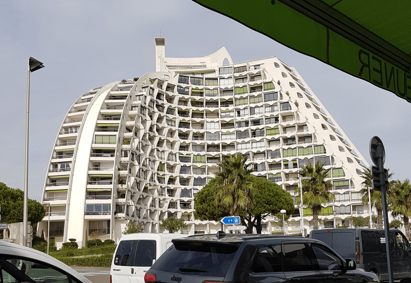 Futuristisches Haus in weiß in Form einer Pyramide