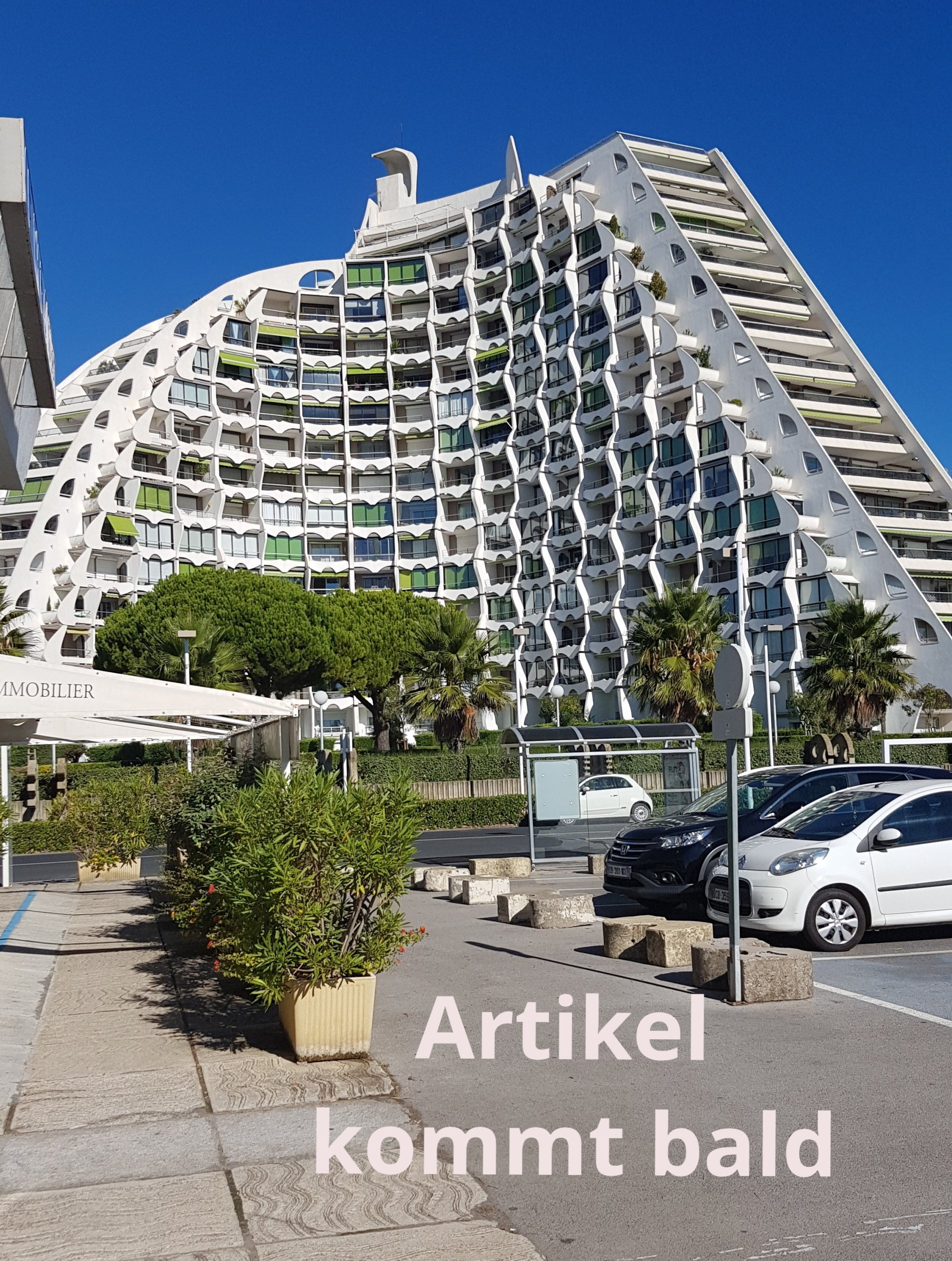 futuristische Häuser am Mittelmeer mit Palmen blauer Himmel