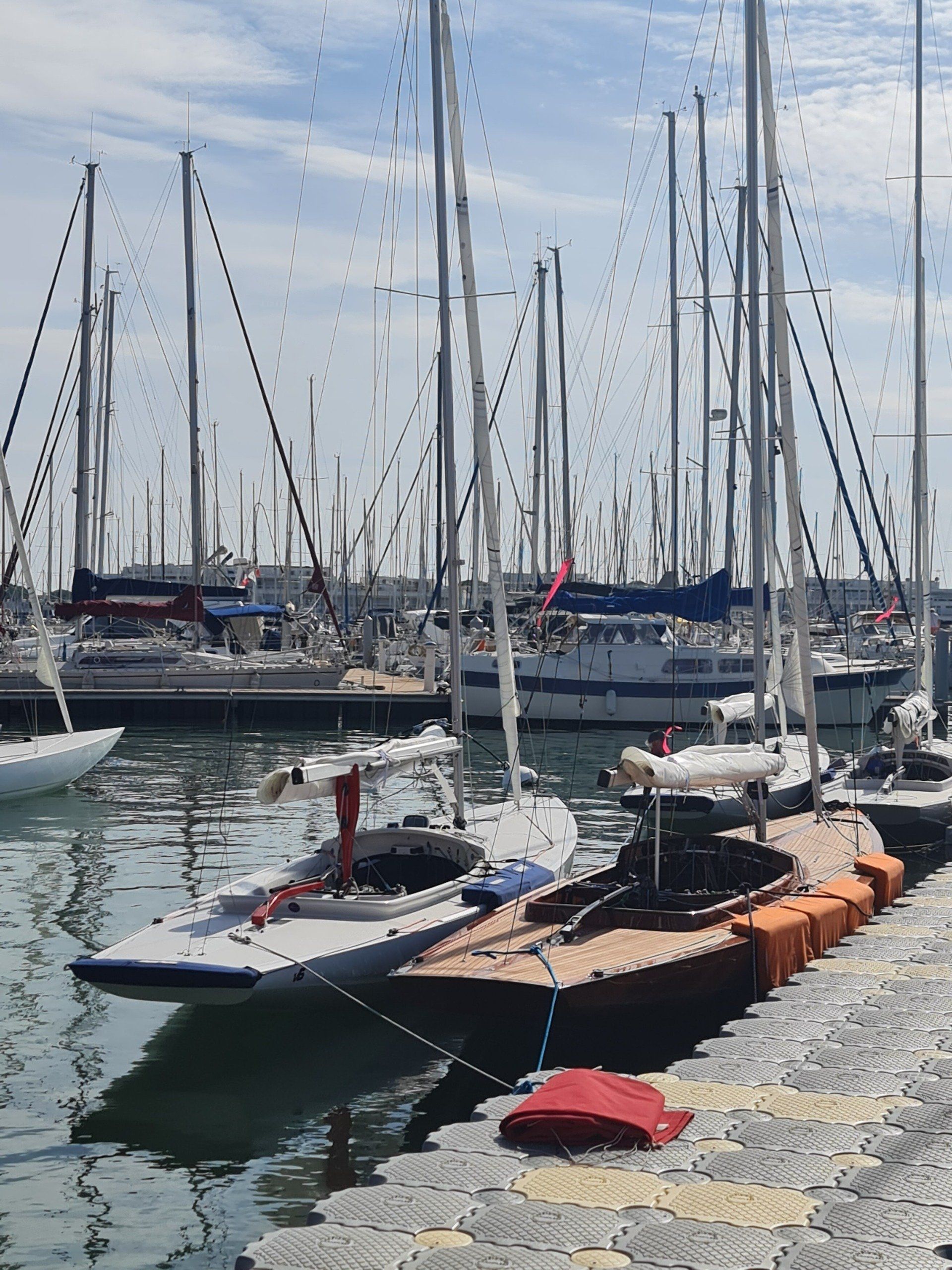 Drachenbootrennen im Port Camargue Boote auf dem Meer