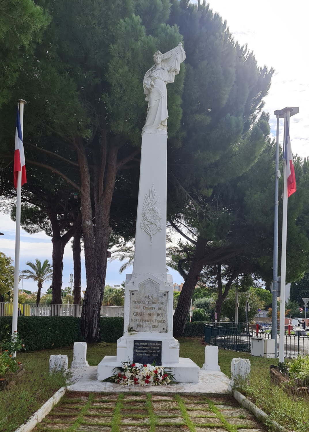 weißes Denkmal für die Helden 1. und 2. Weltkrieg in Le Grau du Roi