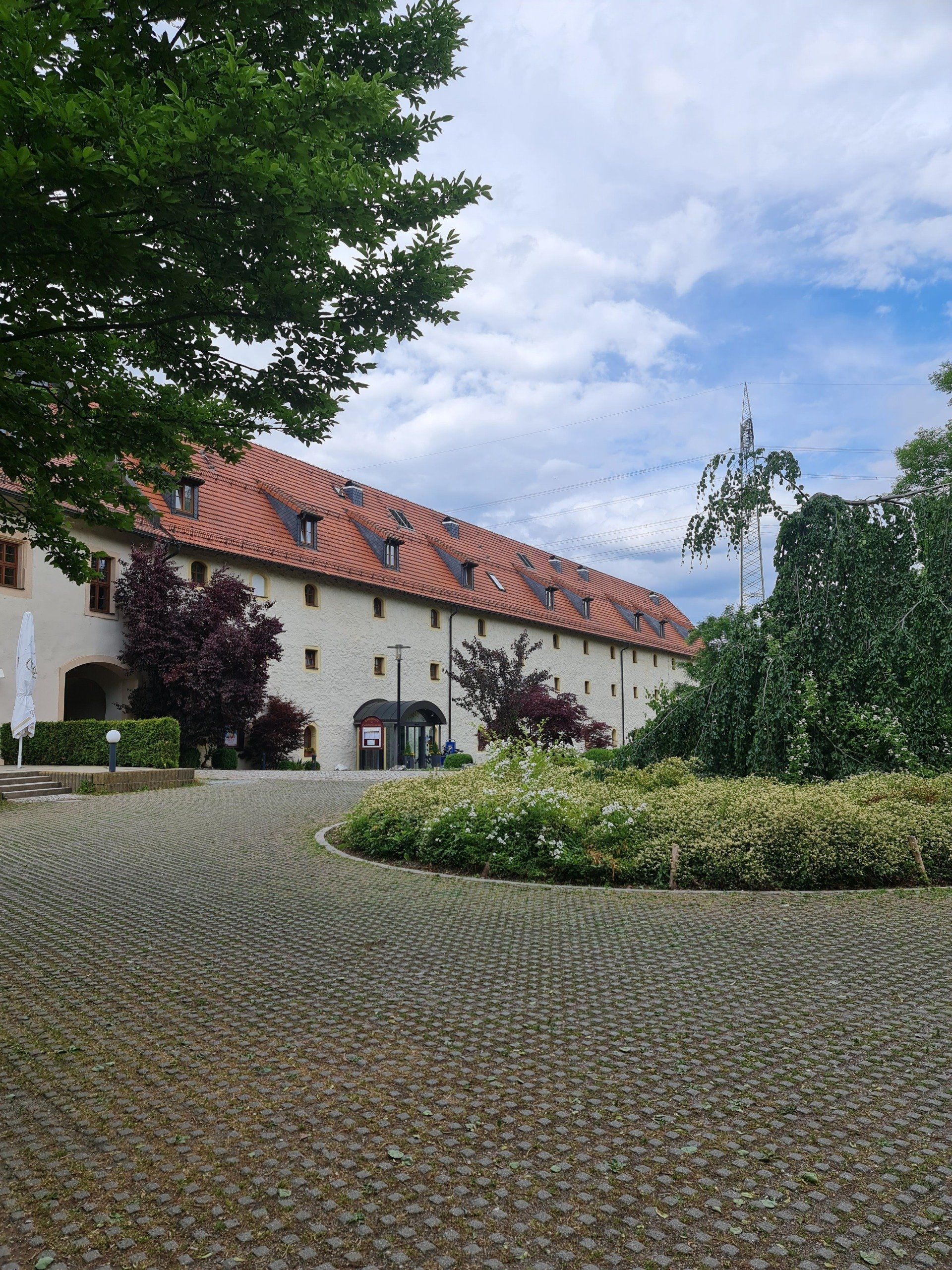 Gebäude im Hintergrund - Schlosses und Hotel