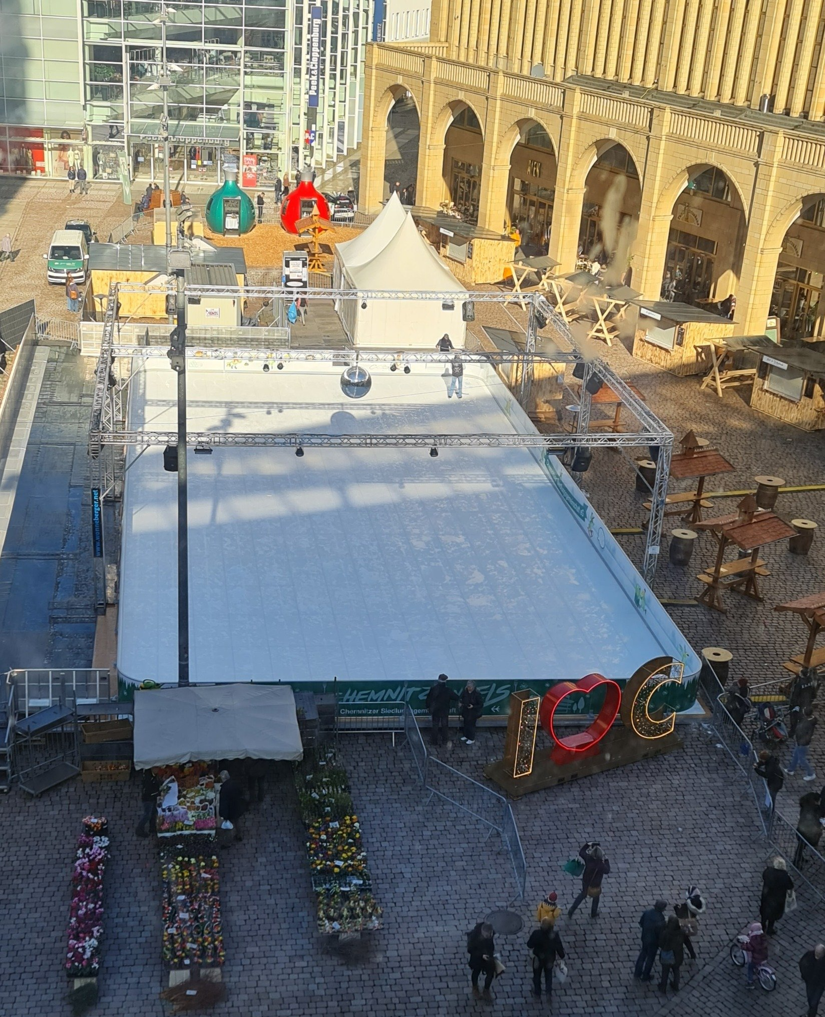 Eislaufbahn in der City 2022 Photo by: Viola Einert-Krug Innenstadt Chemnitz mit Eislaufbahn und altem Rathaus