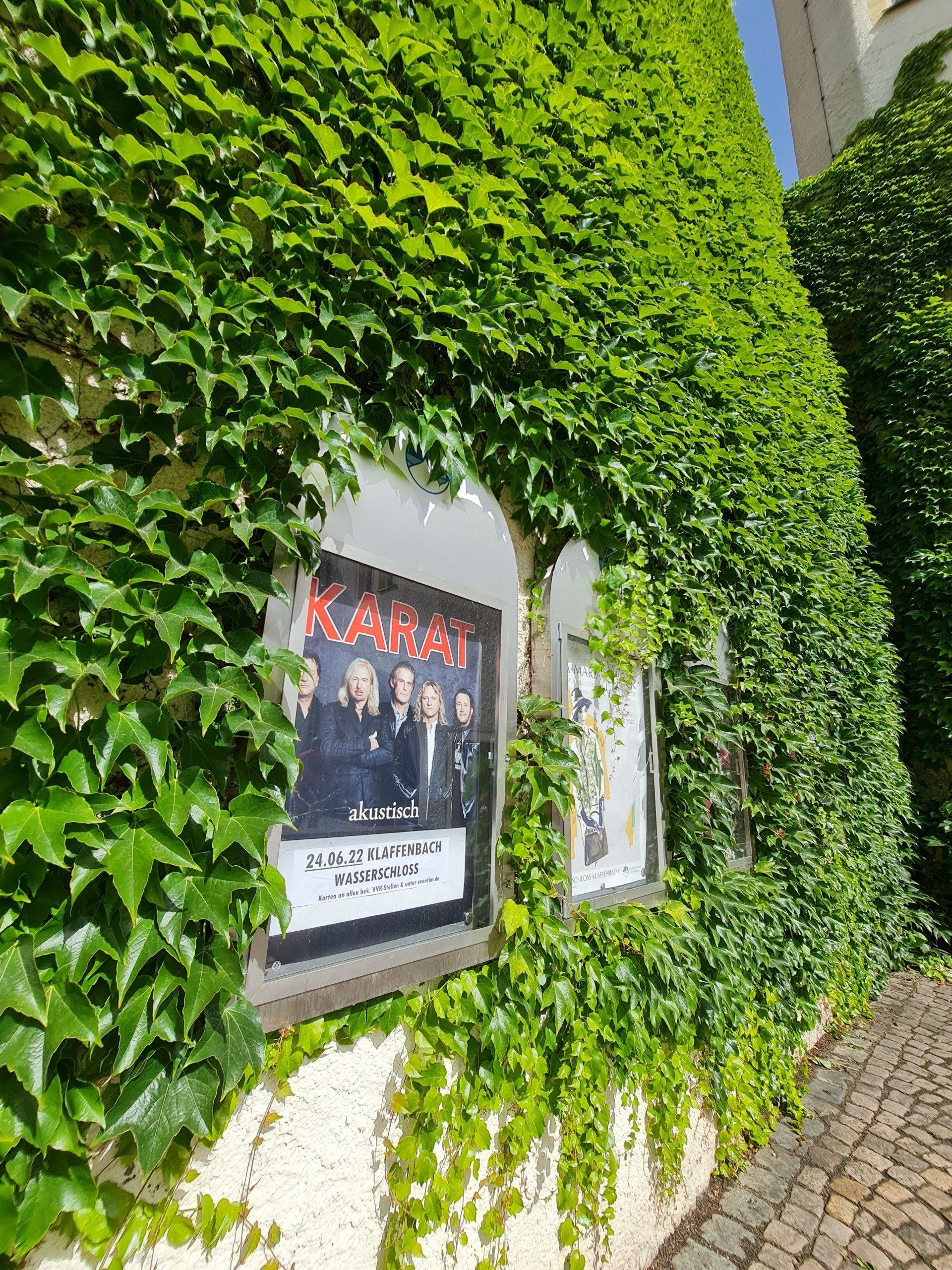 Tafeln mit Ankündigungen von Events im Wasserschloss