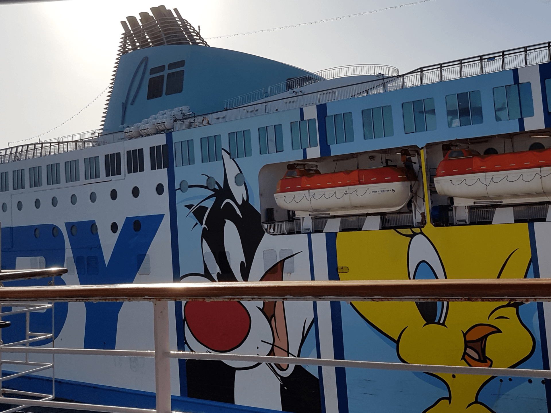 Fähre Moby line bunt mit Tweety und Sylvester