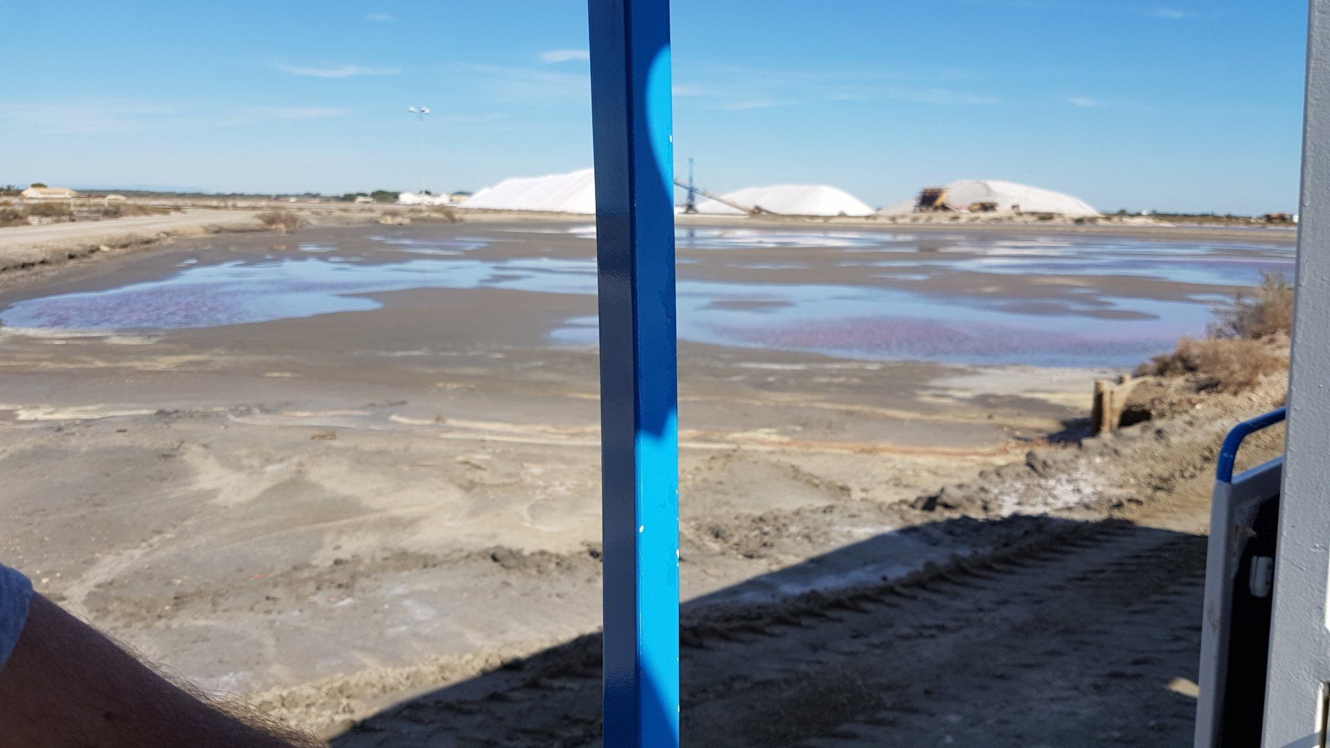 Salzberge im Hintergrund in der Mitte Salzsee in blau rosa lila