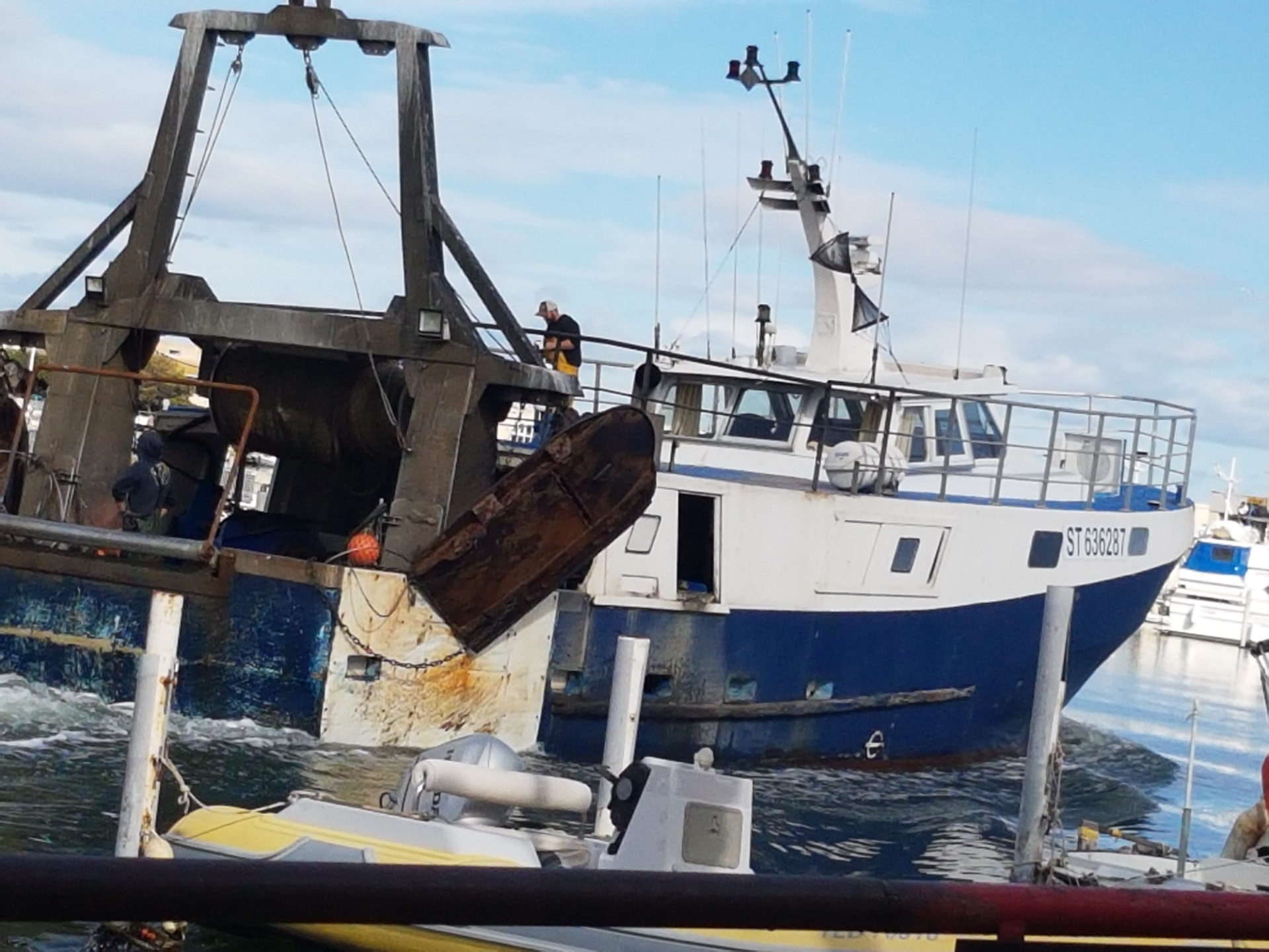 großes Fischerboot unten blau oben weiß kommt den Kanal entlang gefahren