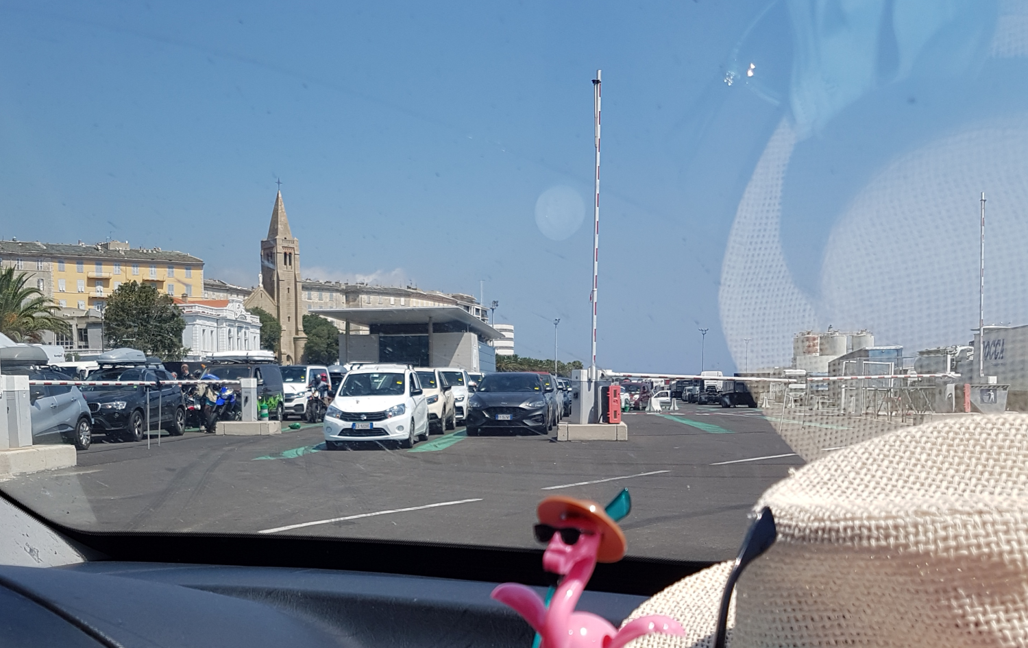 wir verlassen das Hafengeände Hafengelände Bastia Autos Kirche Flamingo