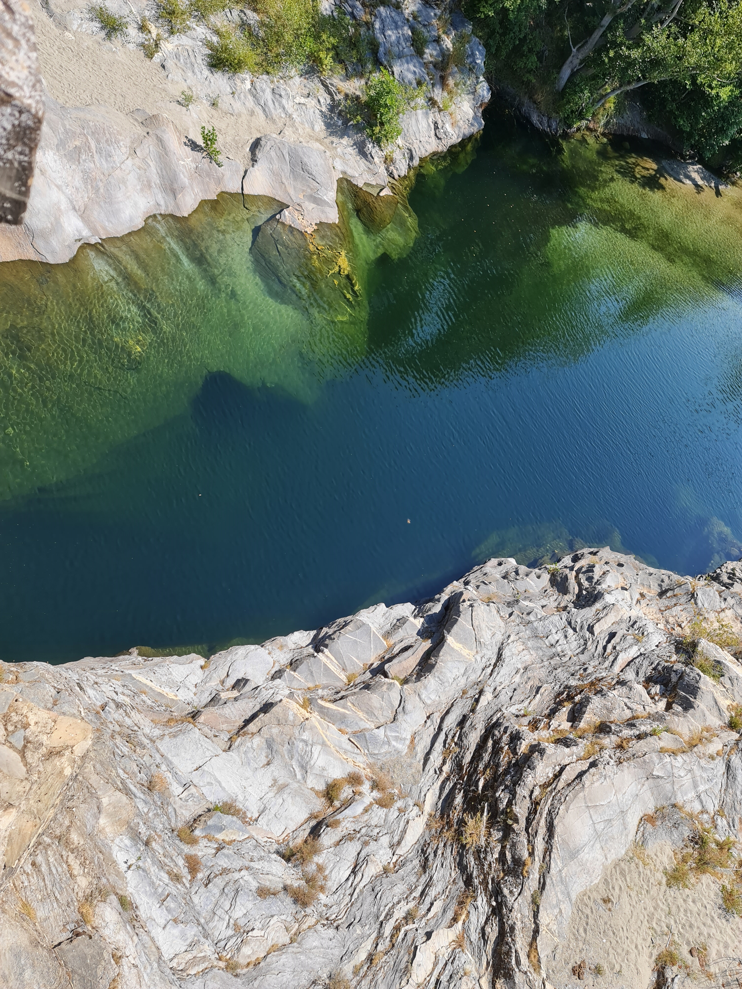 Blick in eine Schlucht-Wasser-Fluss-Korsika-tiefes Wasser