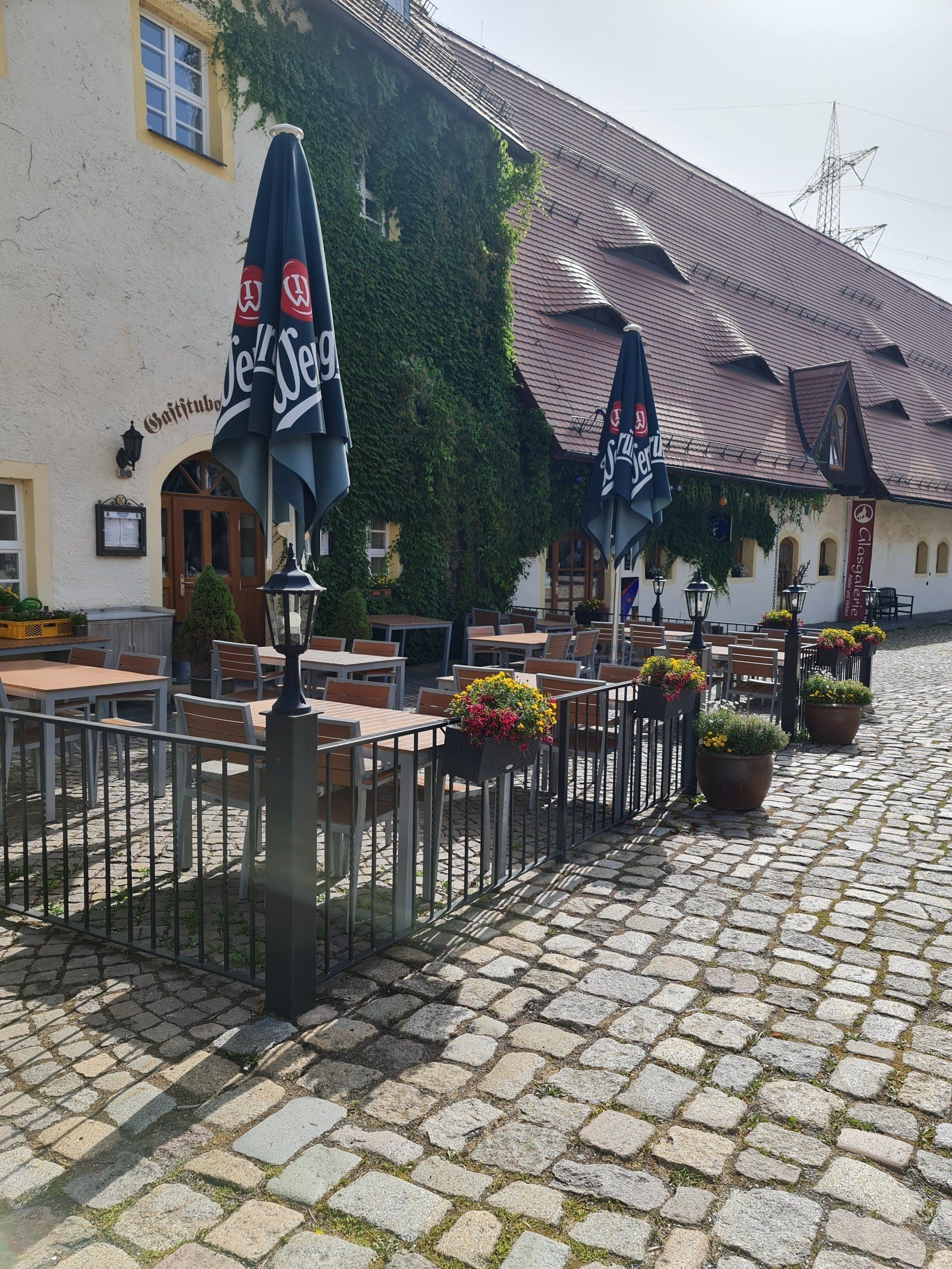 Gaststube mit Stühle draussen im Wasserschloss