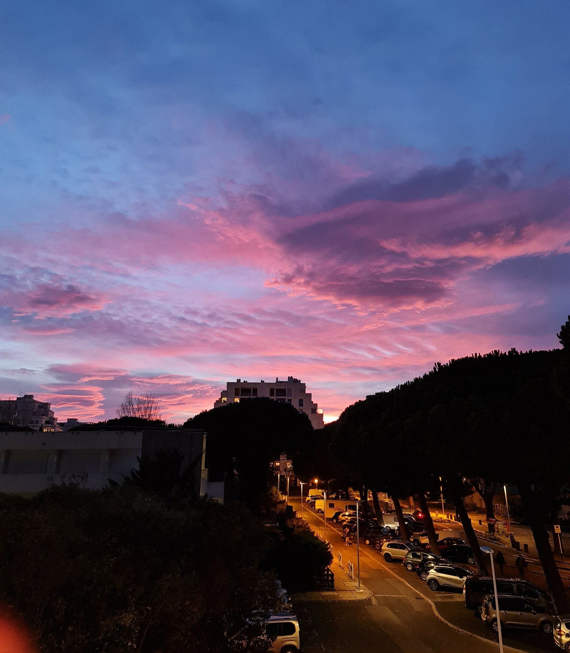 rosa blauer Himmel zum Sonnenuntergang in La Grande Motte  -