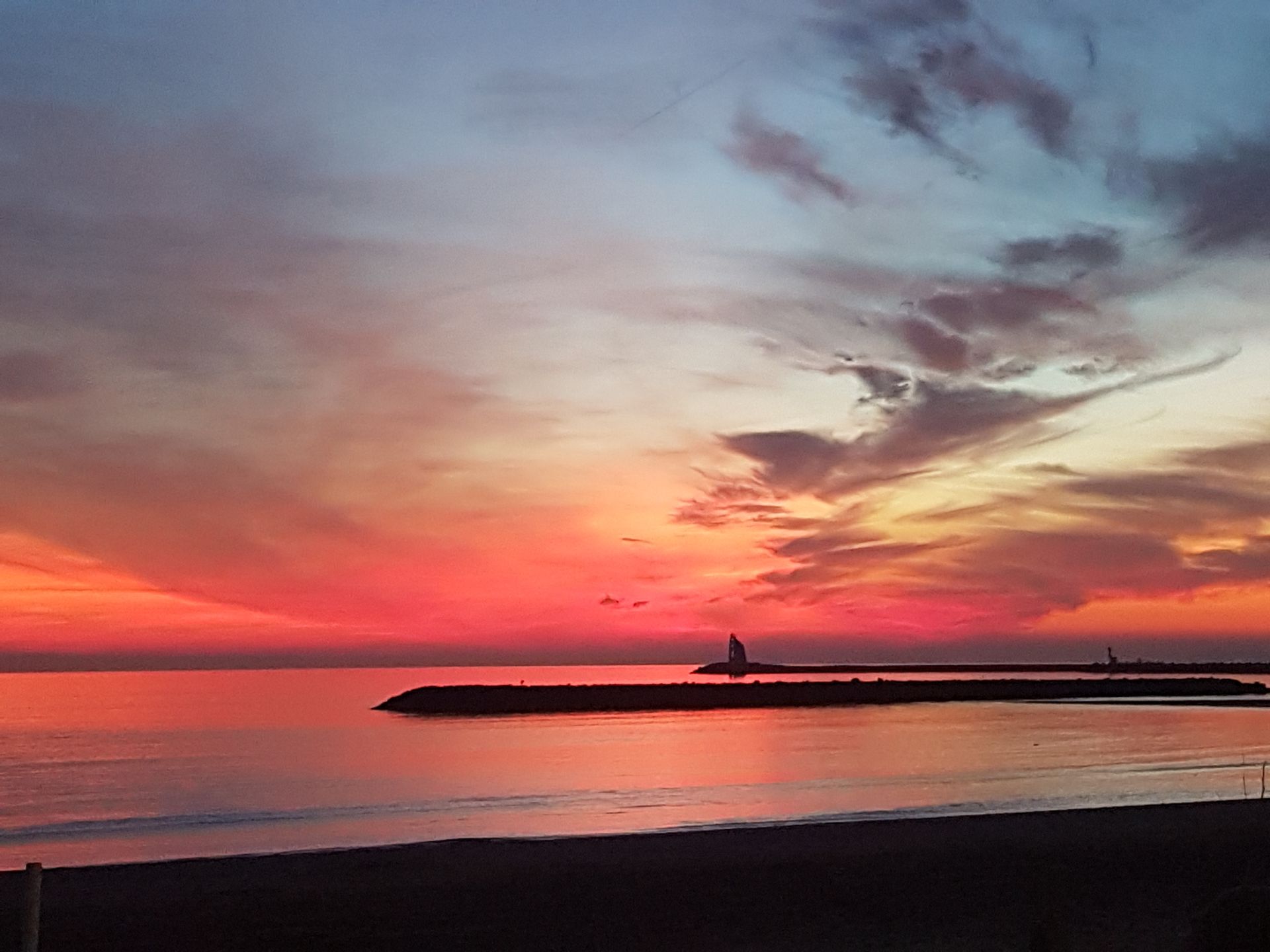 Sonnenuntergang über dem Meer oranger Himmel