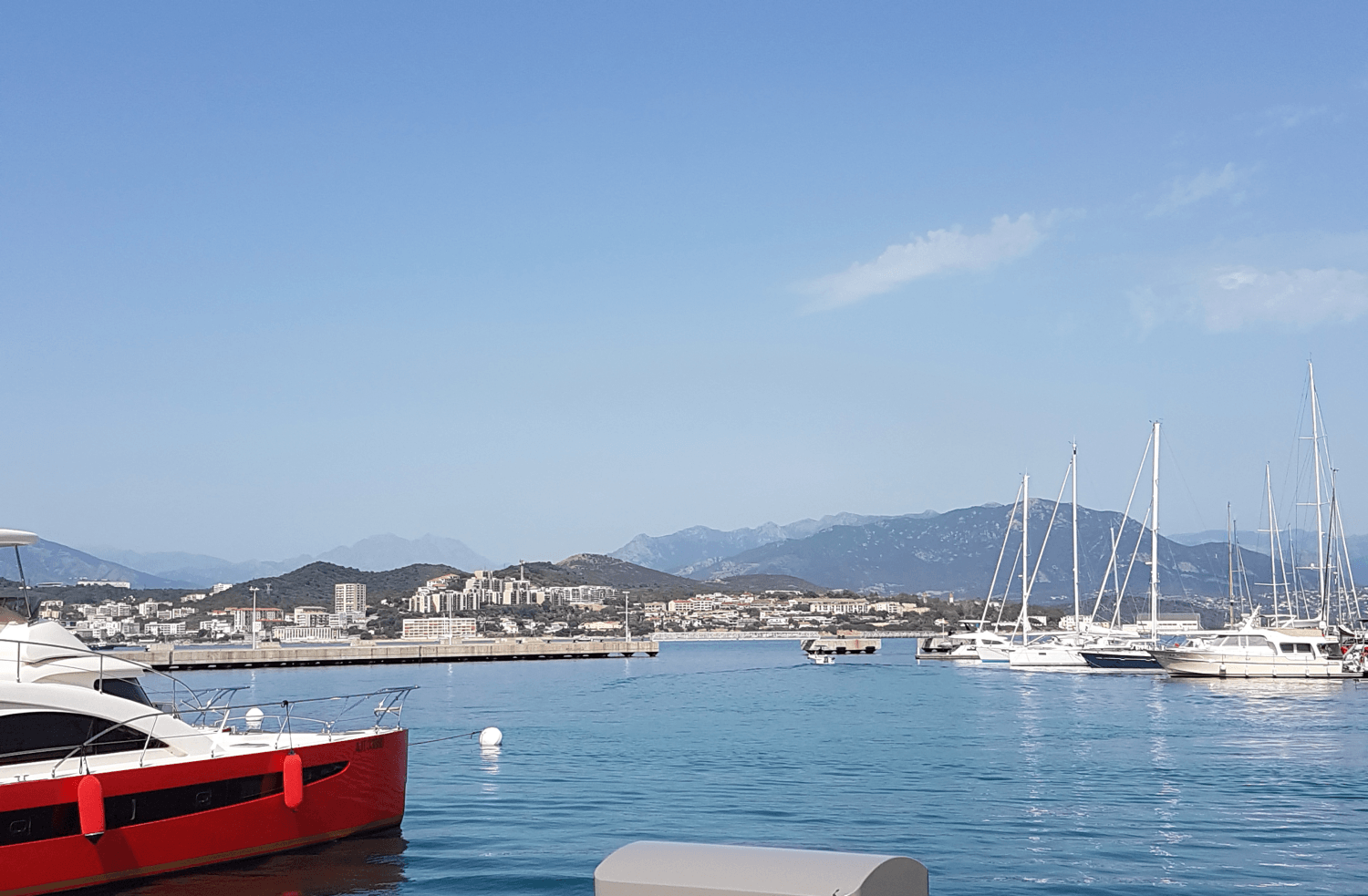 Ajaccio - Hafen - Mittelmeer - Berge - Schiff