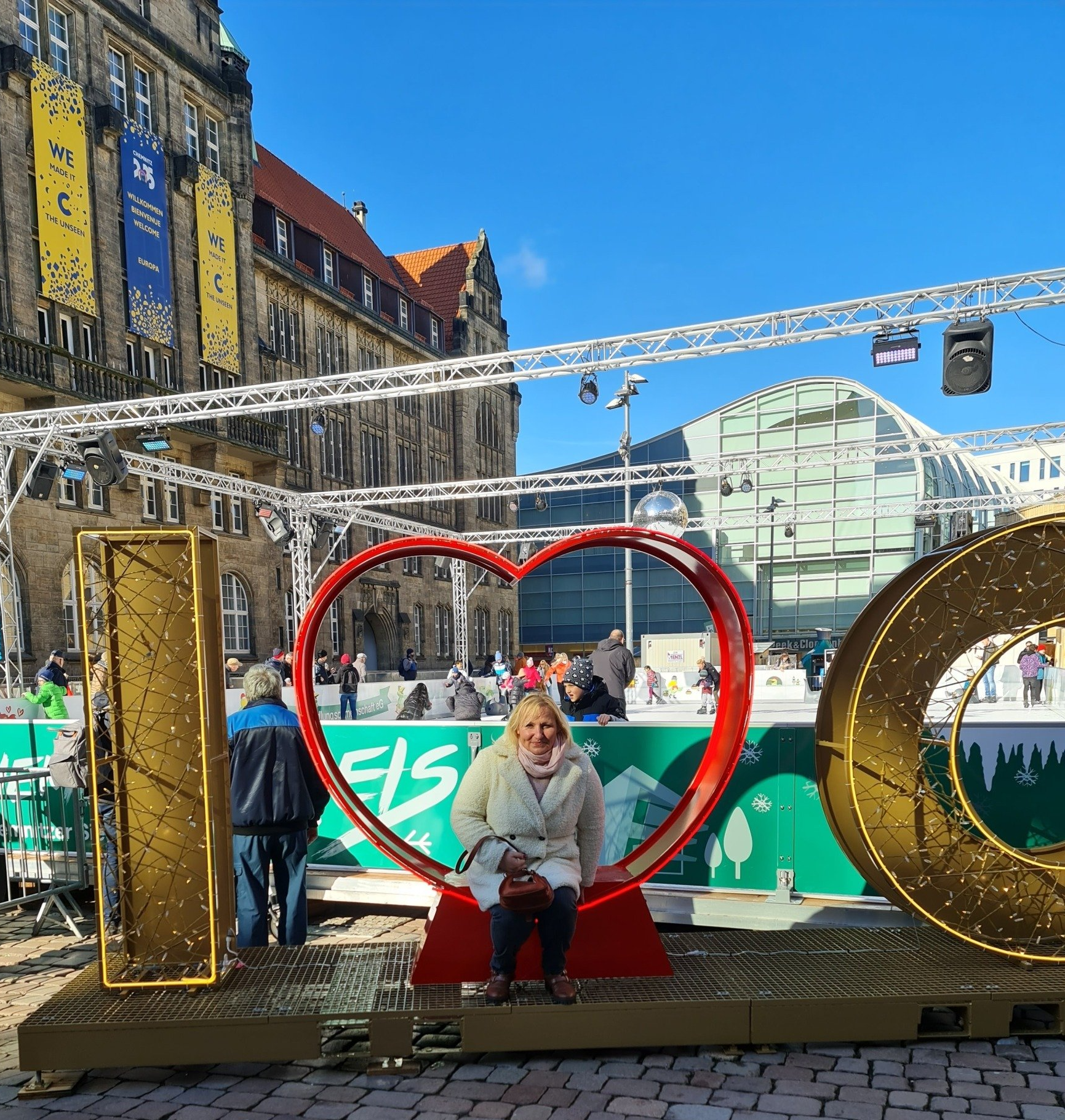 I Love Chemnitz - ist ja mein Zuhause   Photo by: Viola Einert-Krug Eine Skulptur I love Chemnitz - I L C steht in der Stadt, eine Frau sitz drauf