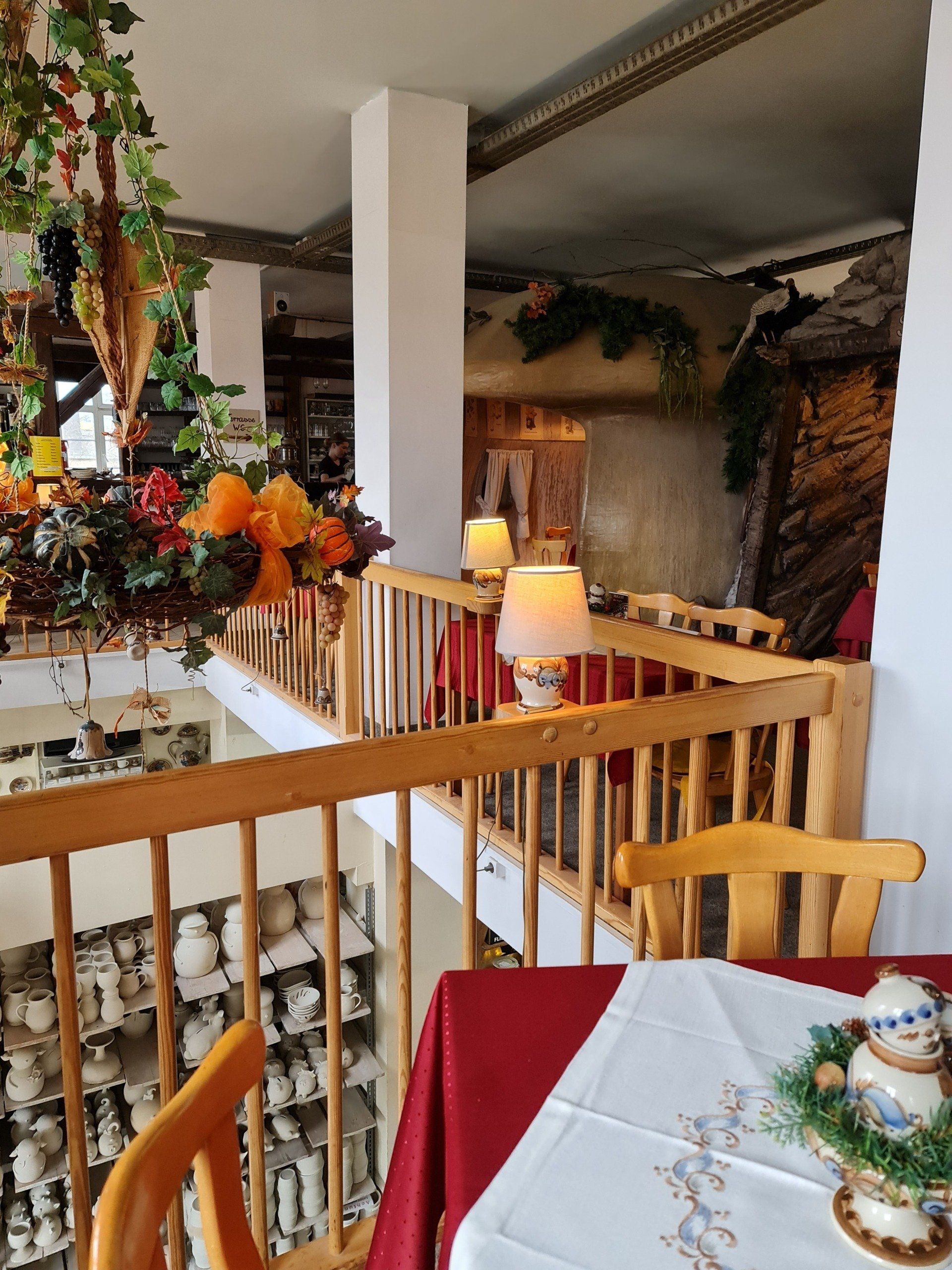 durch das Geländer des Töpferei Cafés kann man auf die Werkstatt der Töpferei Heyde Keramik in Jahnsdorf schauenrge