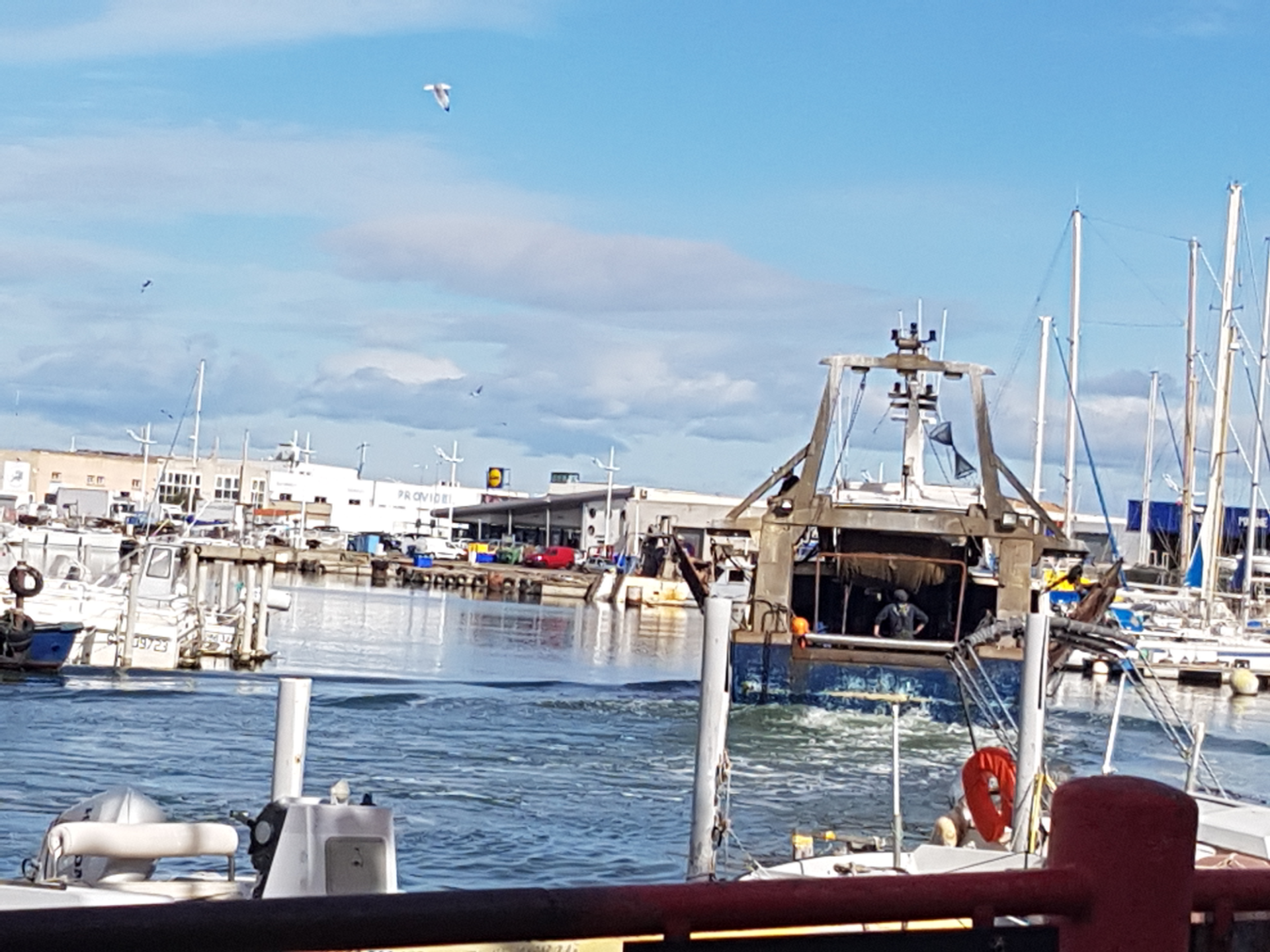 Schiff der Fischer fährt in den Industriehafen Le Grau de Roi ein