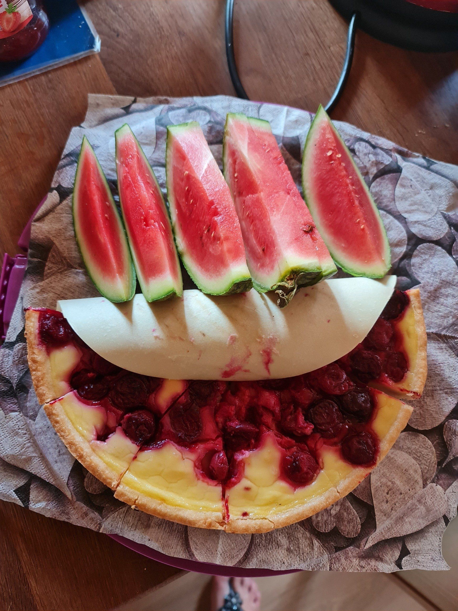 Kirschkuchen und Melone Photo by: Viola Einert-Krug Kirschkuchen und Melonenstückchen auf einem Teller