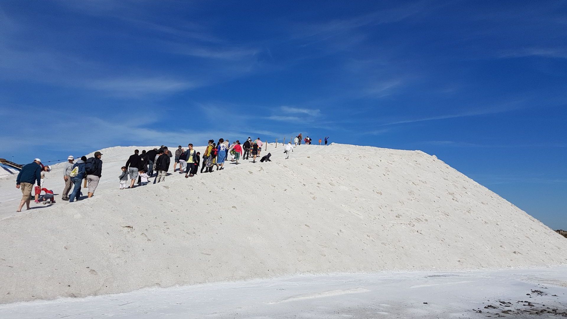 Leute steigen auf einen großen Salzberg