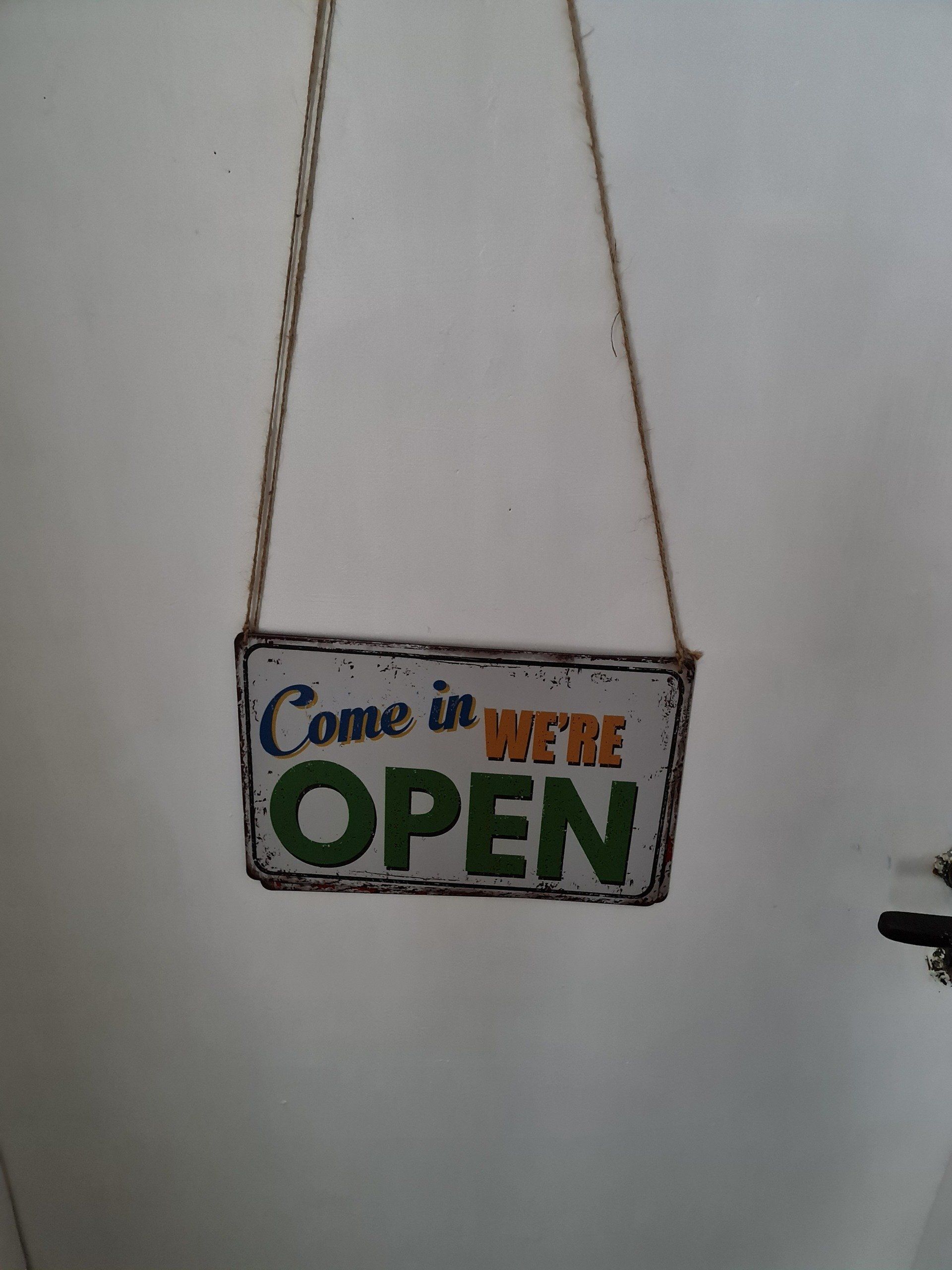 Büroschild wir haben geöffent englisch