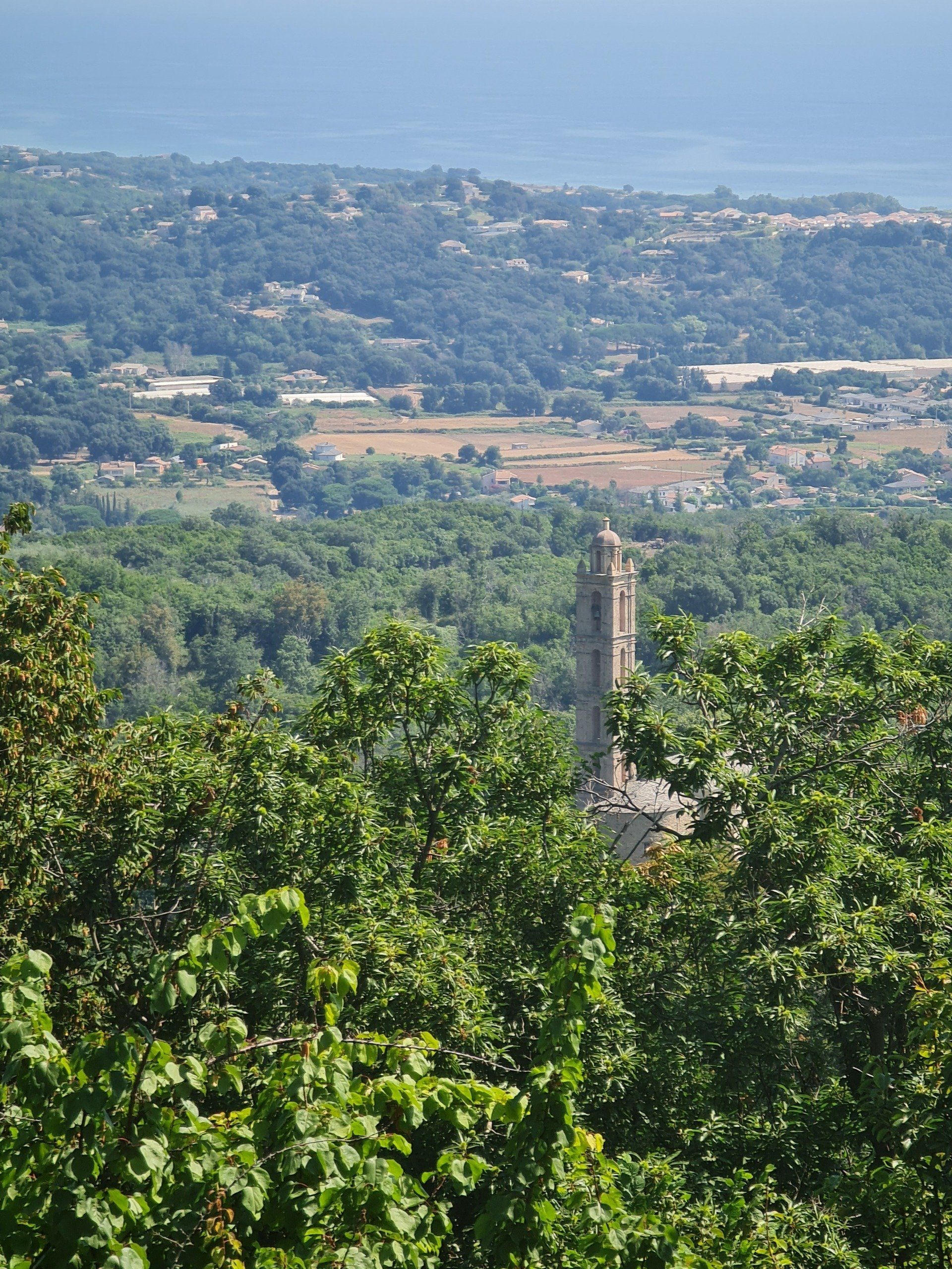 Berge und Meer - Korsika love Blick aus den Bergen Korsikas zum Meer auf eine Kirche