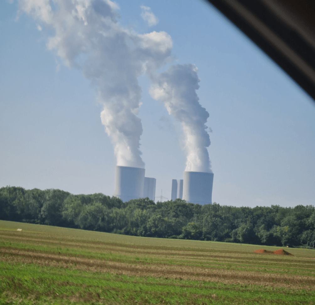 Bastia-Berge im Nebel Bastia-mediterrane Stadt-am Mittelmeer-Berge im Nebel