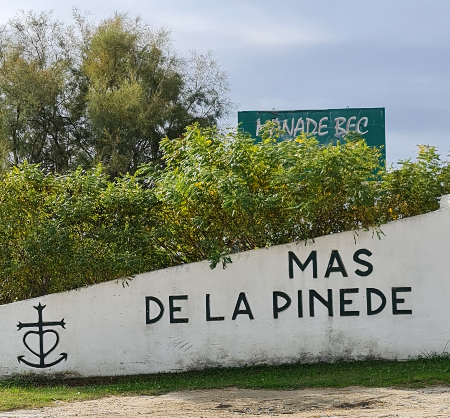 Kreuz der Camargue am Eingang eines Weingutes Photo by: Viola Einert-Krug Kreuz der Camargue am Eingang eines Weingutes an eine weißen Steinmauer und Schriftzug des Weingutes in Südfrankreich