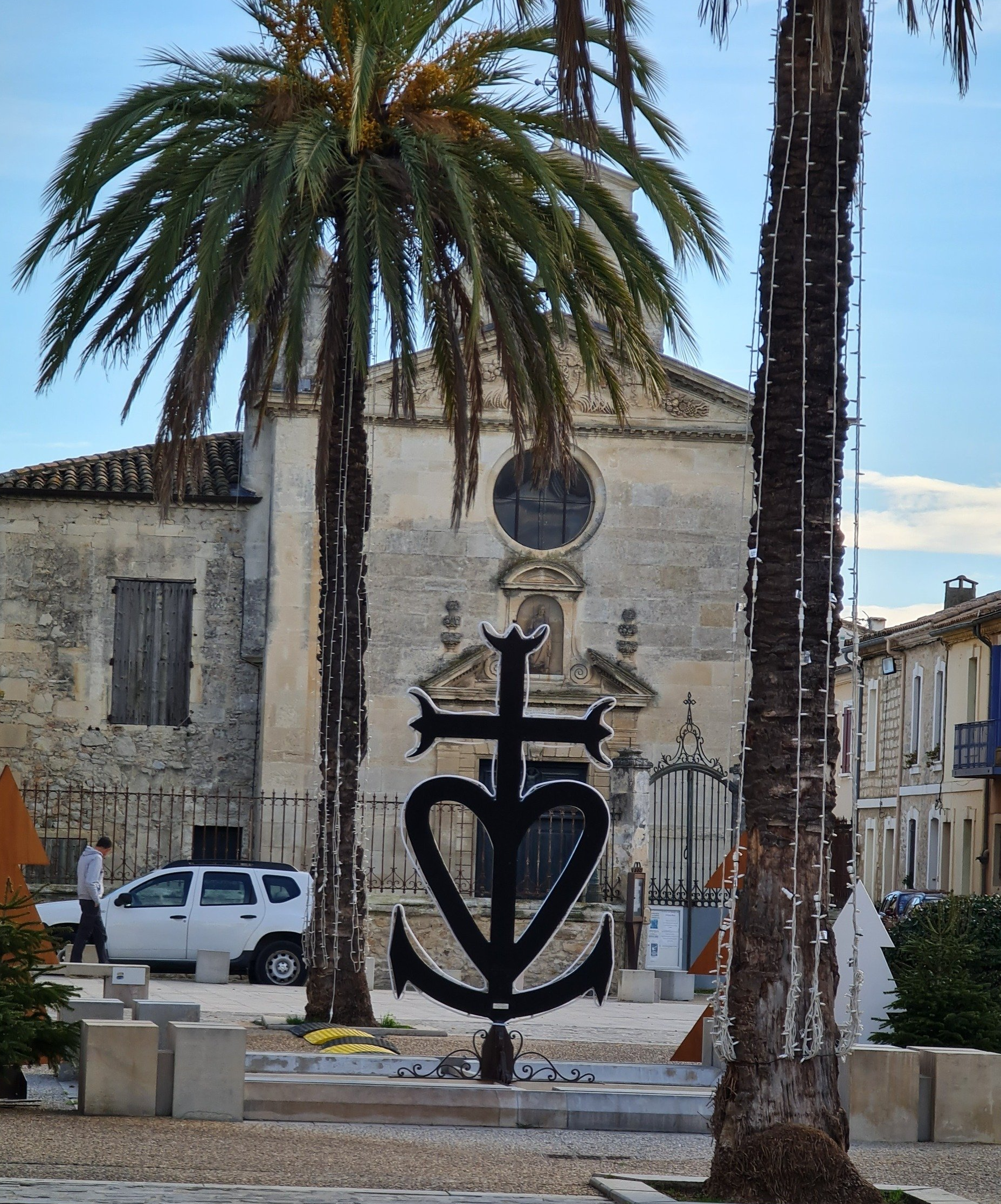 Kreuz der Camargue in Aigues-Mortes Photo by: Viola Einert-Krug Kreuz der Camargue aufgestellt vor einem Steinebäude
