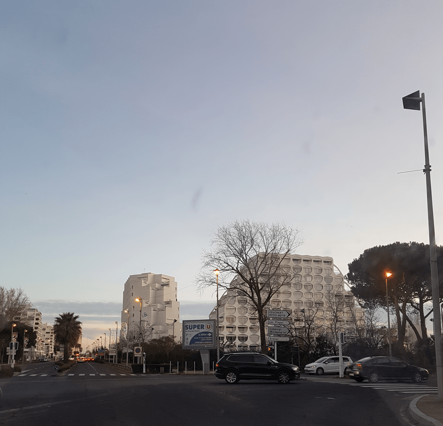 Häuser von verschiedenen Größen, weiss in ungewöhnlicher Archtektur, in Stufen gebaut