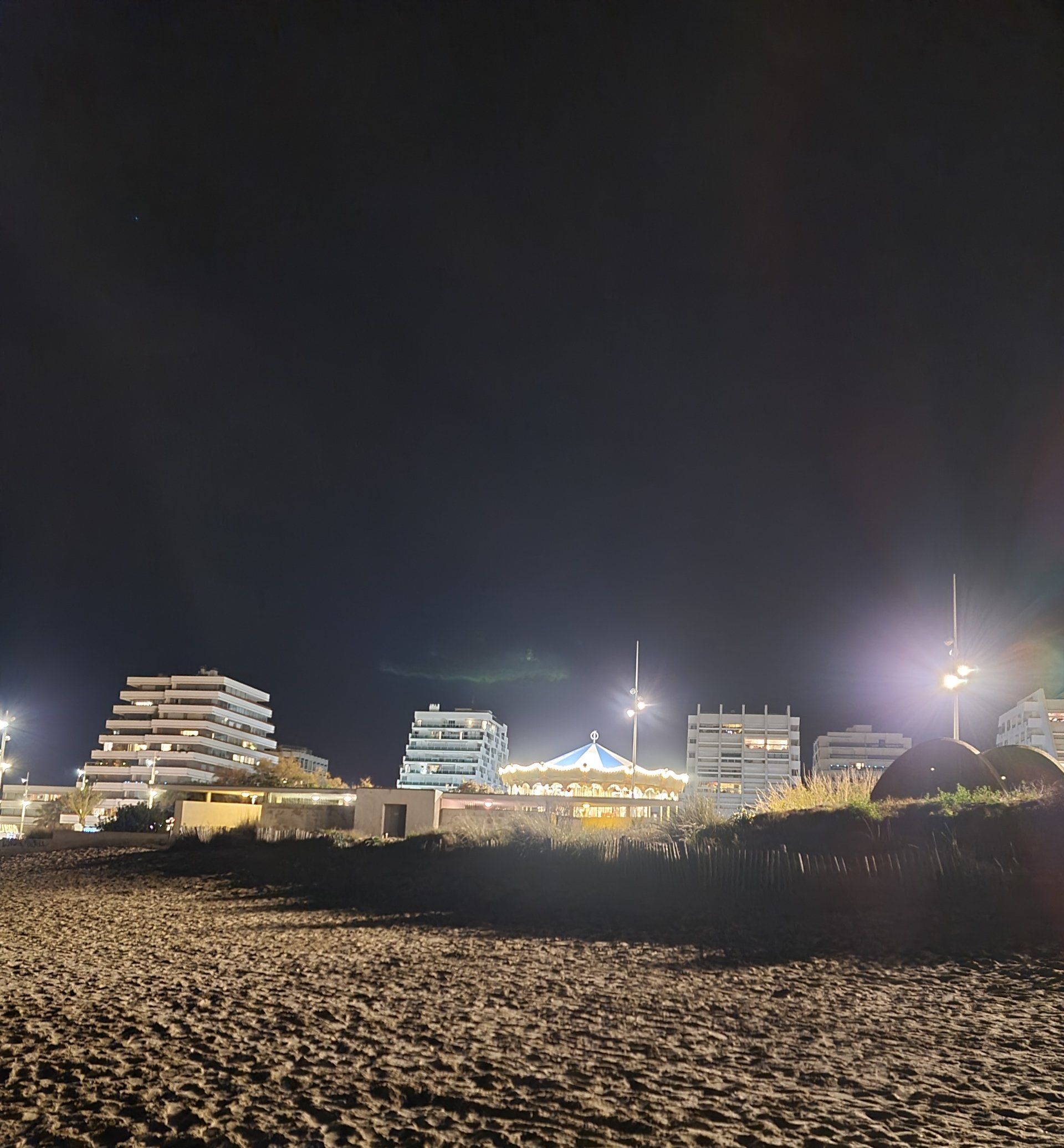 Nacht am Strand Blick auf die Skyline von La Grande Motte mit den Häusern die Dreieckig wie Pyramiden und auch flach sind - beleuchtet