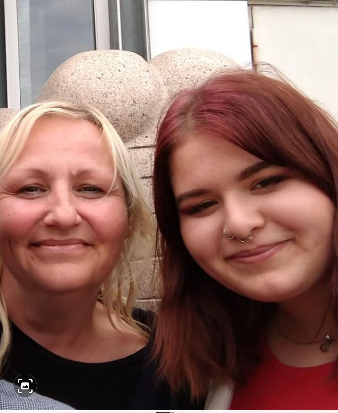 Blonde Mutter und brünettes Kind