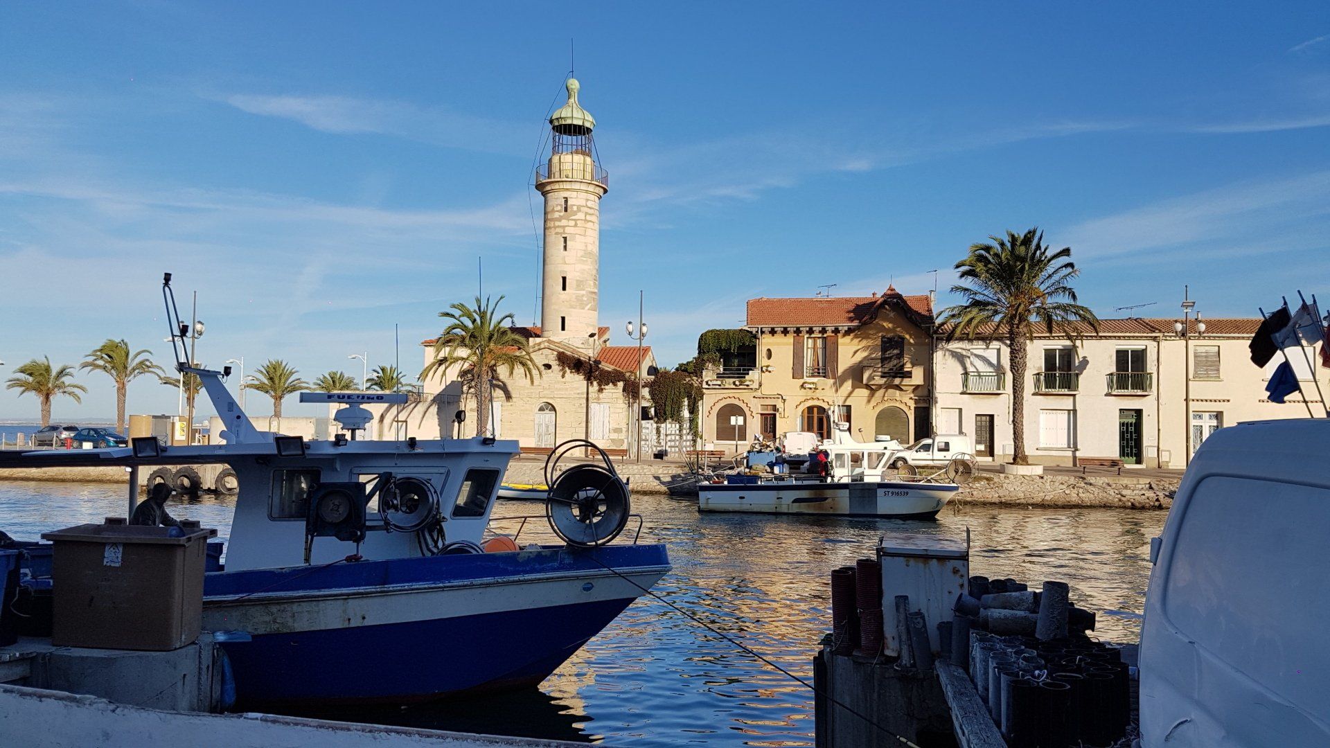Mole am Mittelmeer mit alten Häuschen und Leuchtturm